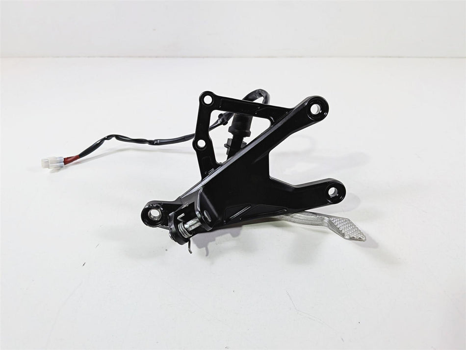 2024 Yamaha YZF R1 RN65 Front Right Peg Mount & Brake Pedal Read 2CR-27443-00-00 {{ shop.shopifyCountryName }} - Mototech271