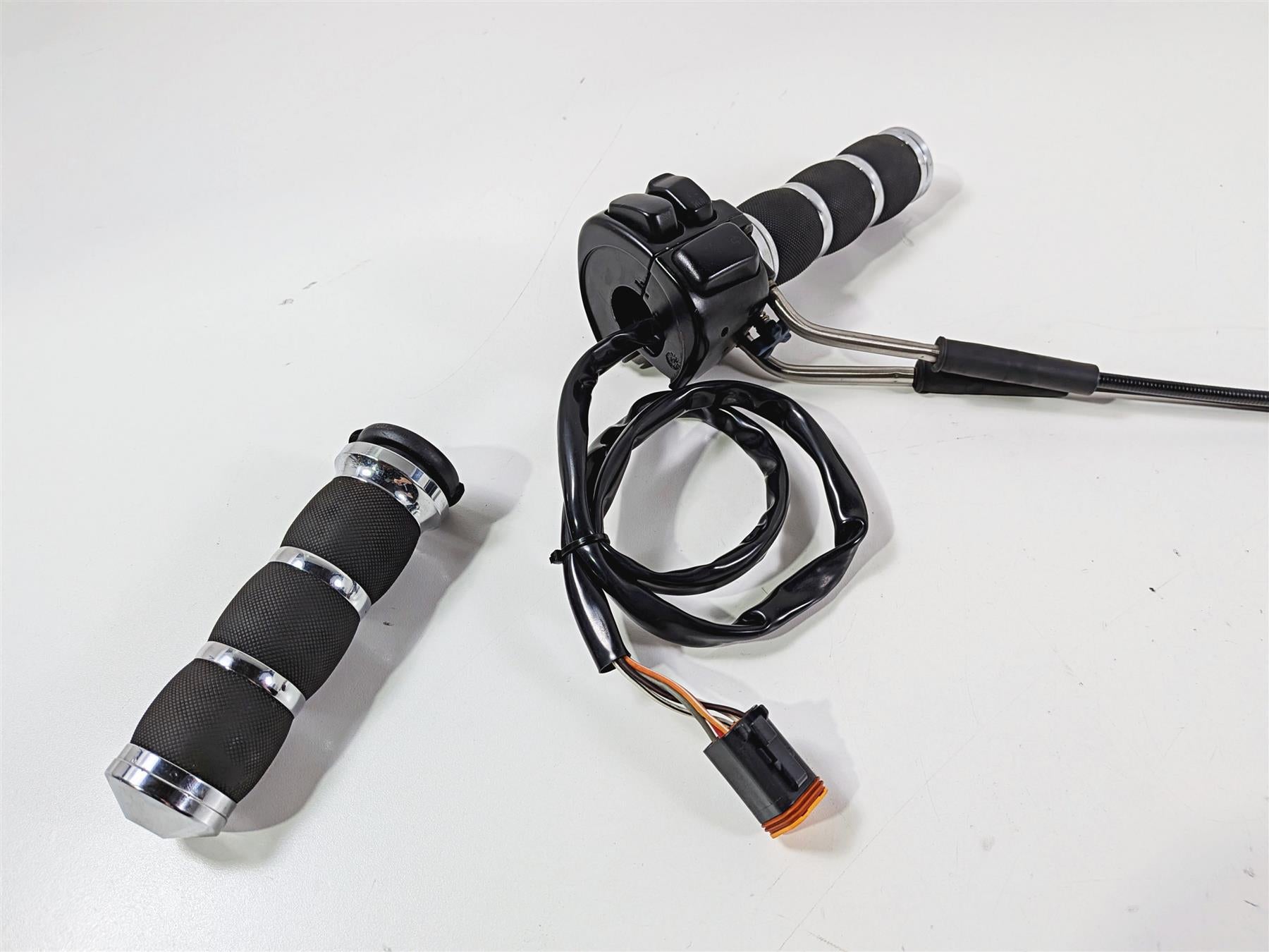 2006 Harley Sportster XL883 Low Right Hand Control Switch 71684-06A 71683-06A {{ shop.shopifyCountryName }} - Mototech271