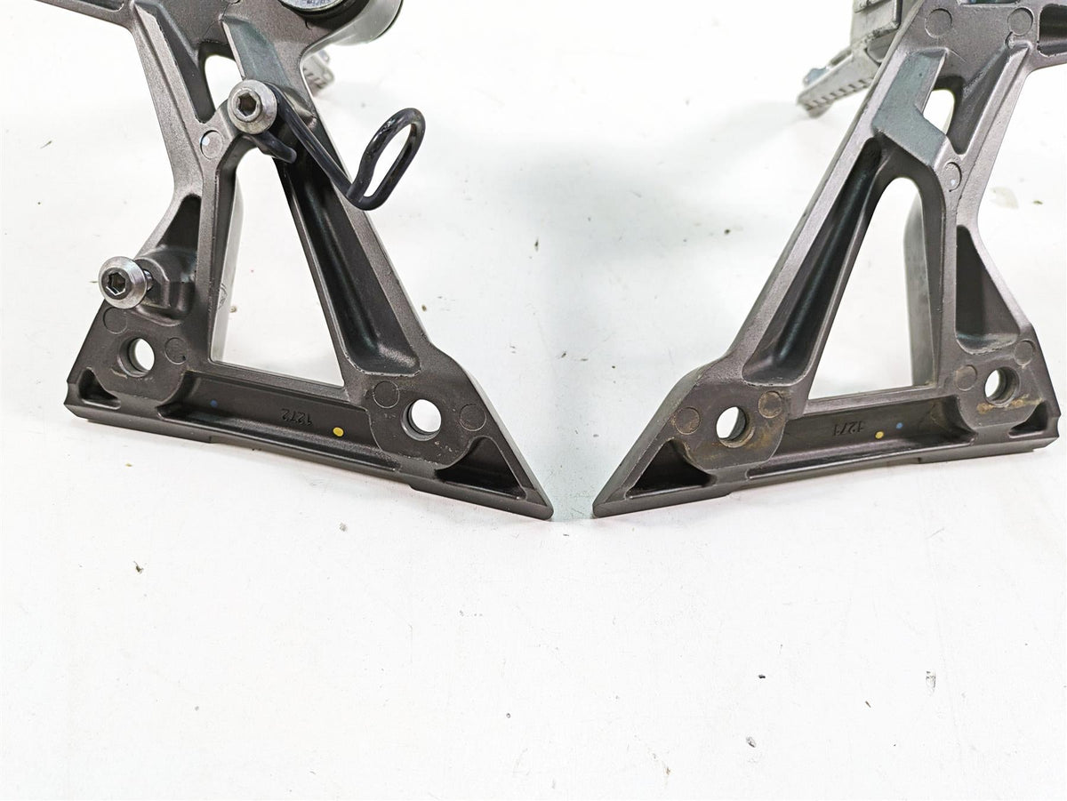 2016 Kawasaki Ninja EX300 Rear Passenger Footpeg Foot Pegs 35063-1271 35063-1272 {{ shop.shopifyCountryName }} - Mototech271