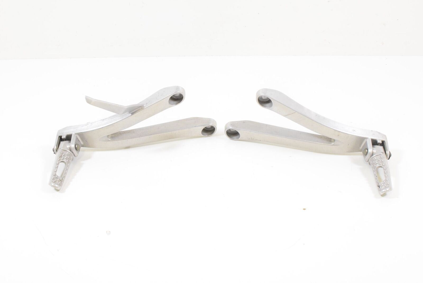 2007 Honda CBR600RR CBR600 RR Rear Passenger Footpeg Foot Peg Rest 50760-MFJ-D00 {{ shop.shopifyCountryName }} - Mototech271