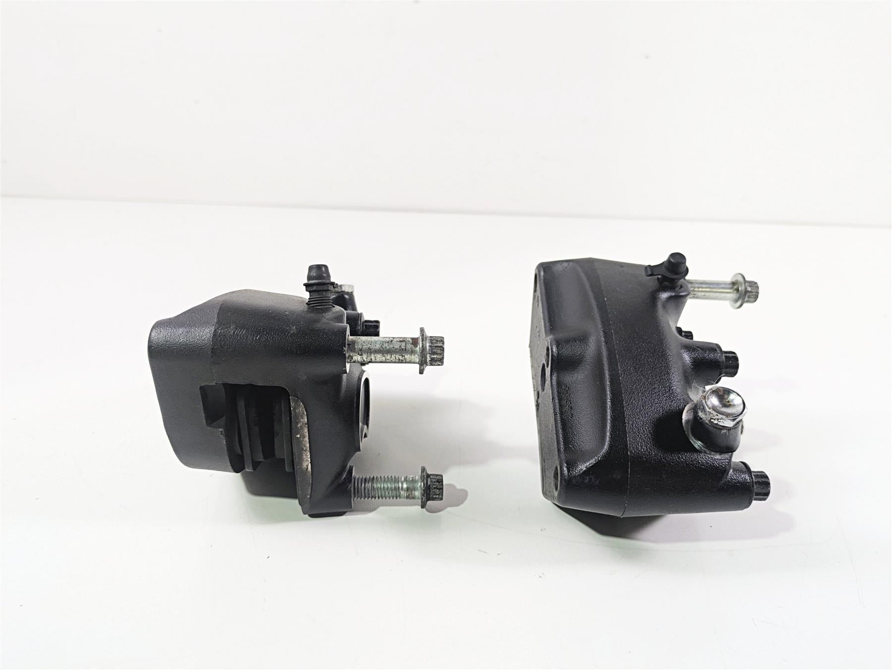 2001 Harley Touring FLHX Street Glide Front Brake Caliper Set 44023-00 44046-00 {{ shop.shopifyCountryName }} - Mototech271
