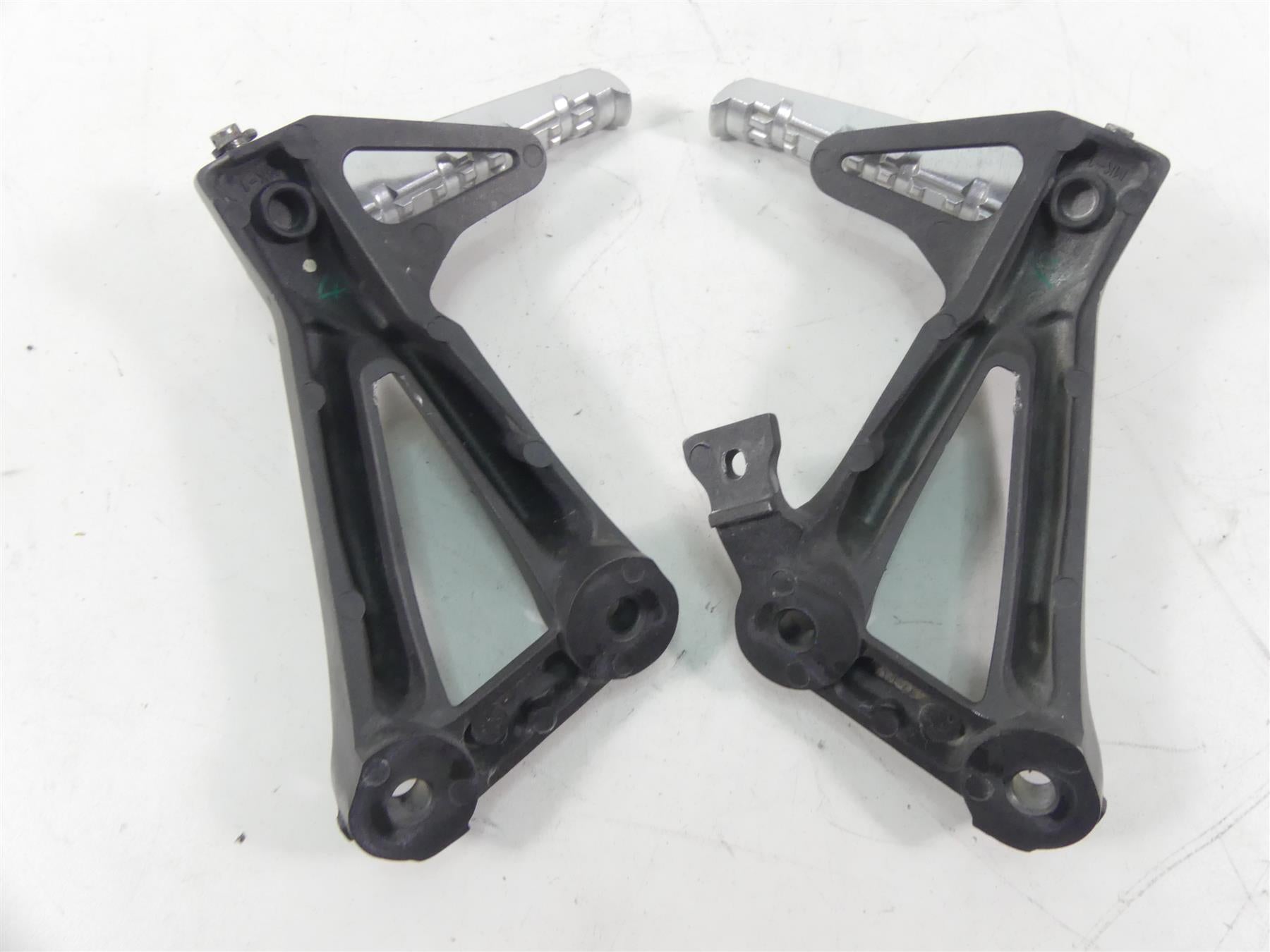 2015 Yamaha MT09 FZ09 Rear Passenger Foot Peg Footpeg Set 1RC-2742L-01-00 {{ shop.shopifyCountryName }} - Mototech271