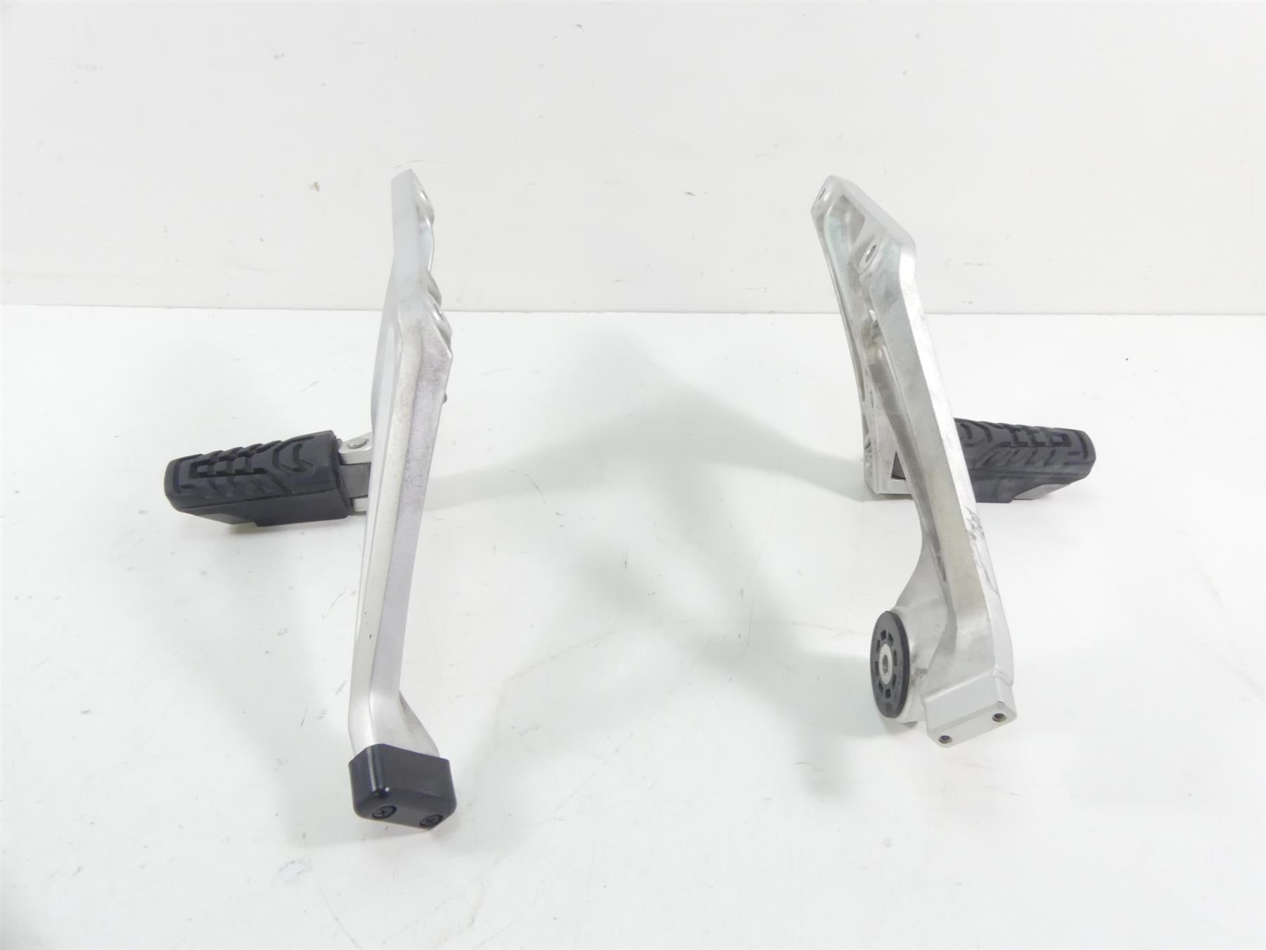 2015 BMW R1200RT K52 Rear Passenger Footpeg Foot Peg Set 46718534789 46718534790 {{ shop.shopifyCountryName }} - Mototech271