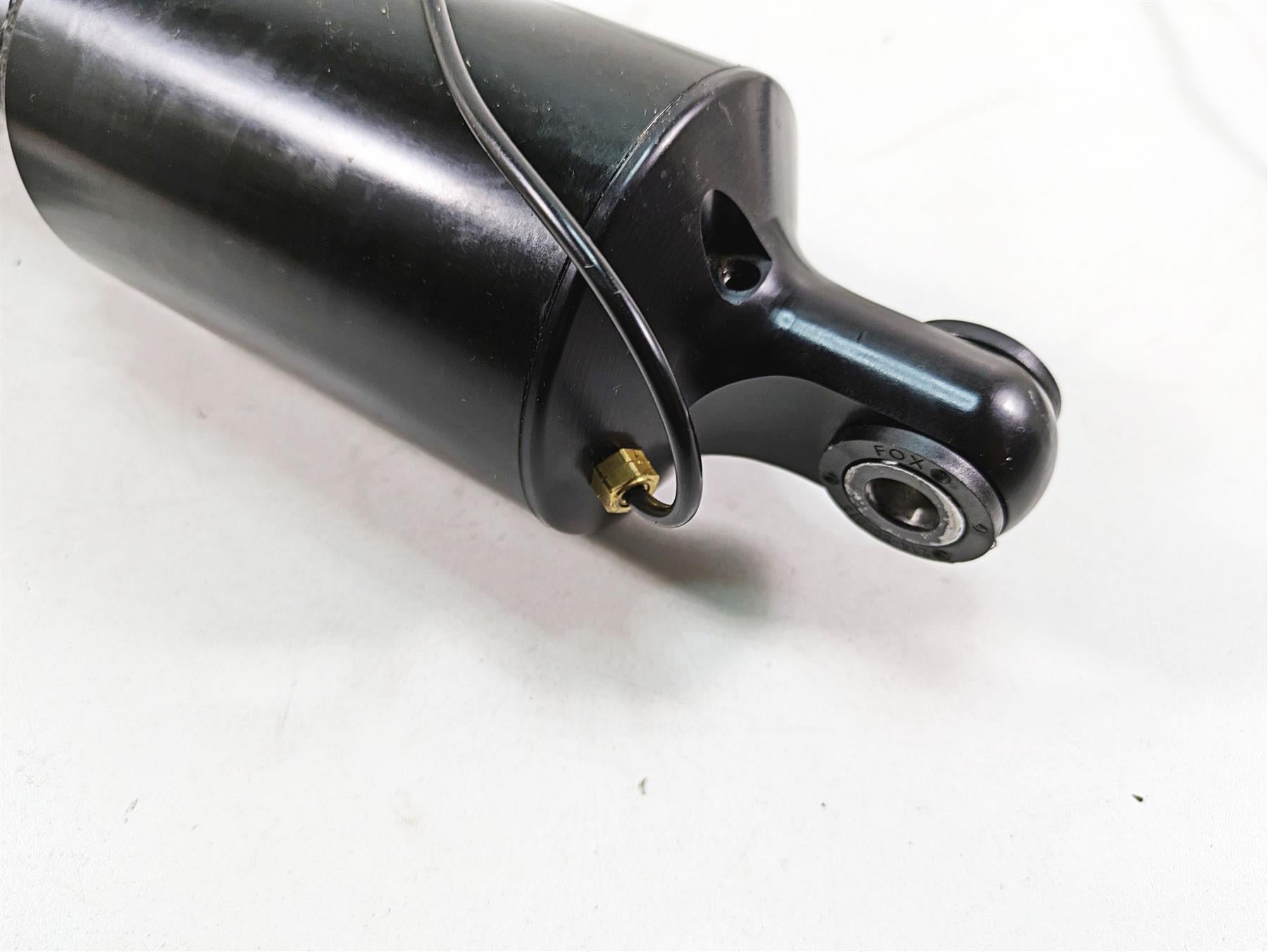 2016 Suzuki M109R VZR1800 Arnott Ultimate Ride Air Suspension Kit - Read MC-2911 {{ shop.shopifyCountryName }} - Mototech271