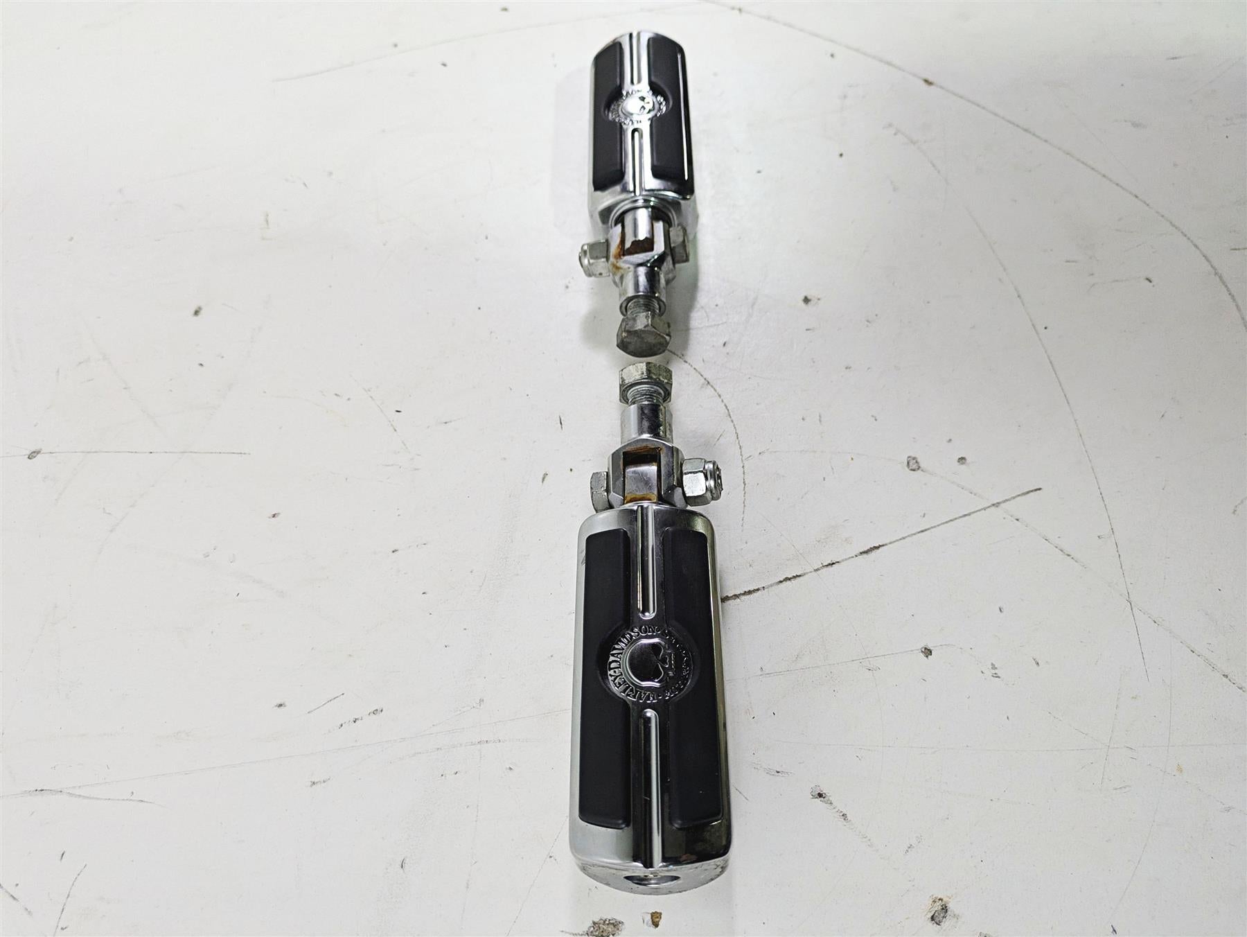 2004 Harley Softail FLSTF Fat Boy Willie G Skull Highway Foot Peg Set 50370-04 {{ shop.shopifyCountryName }} - Mototech271