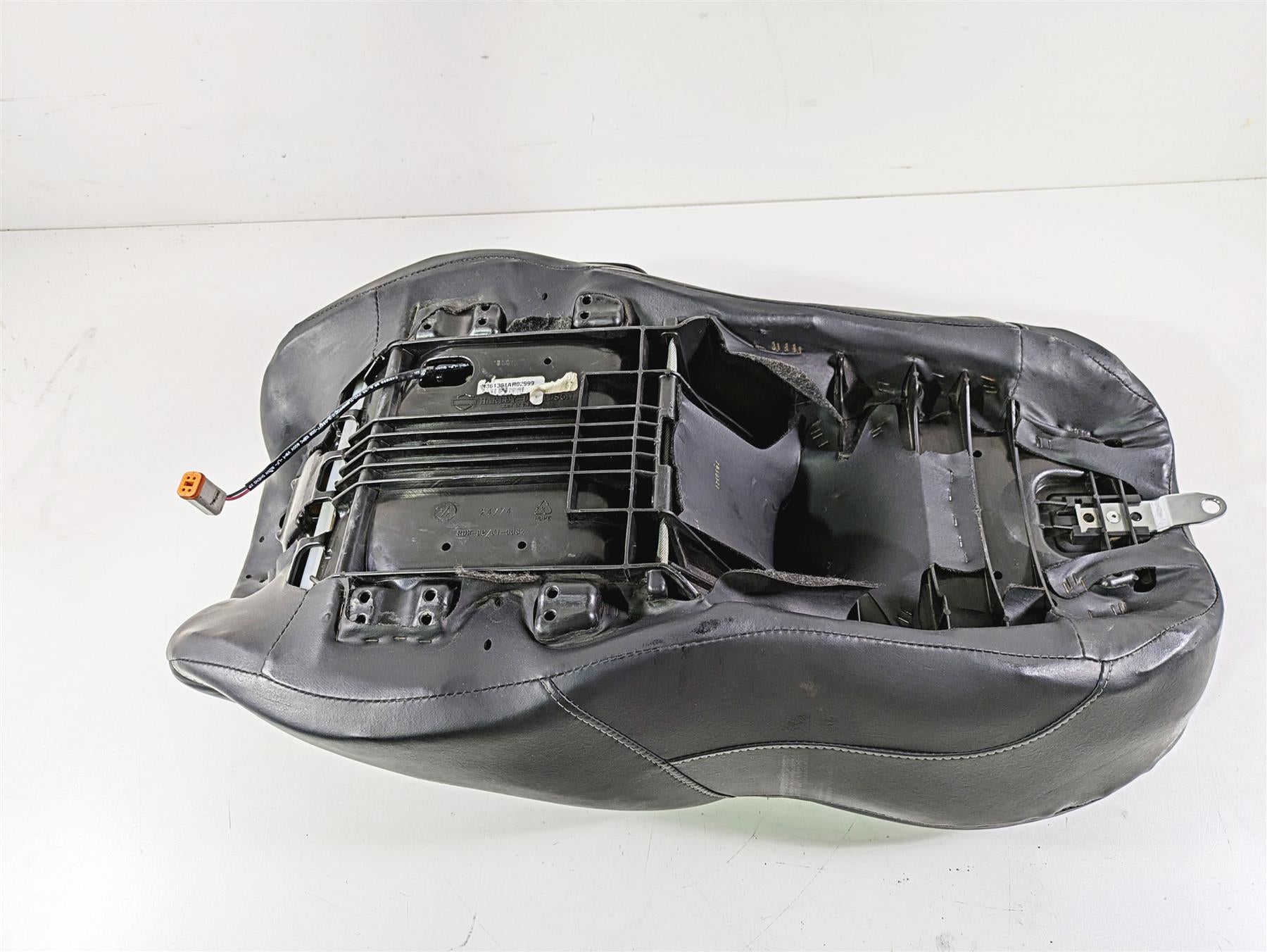 2017 Harley Touring FLHTKSE CVO E-Glide Heated Driver Seat Saddle 52000281 {{ shop.shopifyCountryName }} - Mototech271