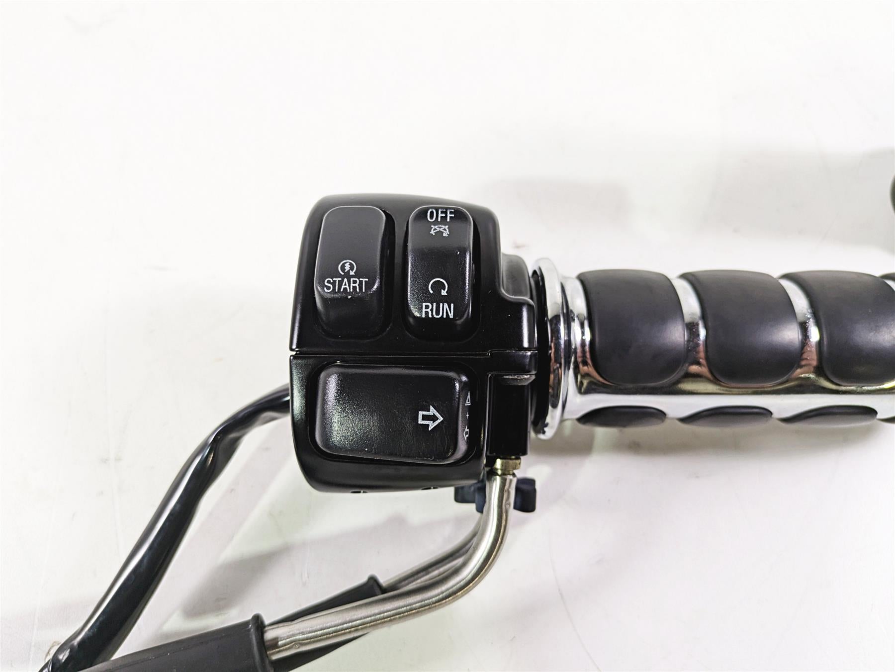 2006 Harley VRSCR Street V-Rod Right Hand Control Switch 71684-06A 71683-06A {{ shop.shopifyCountryName }} - Mototech271