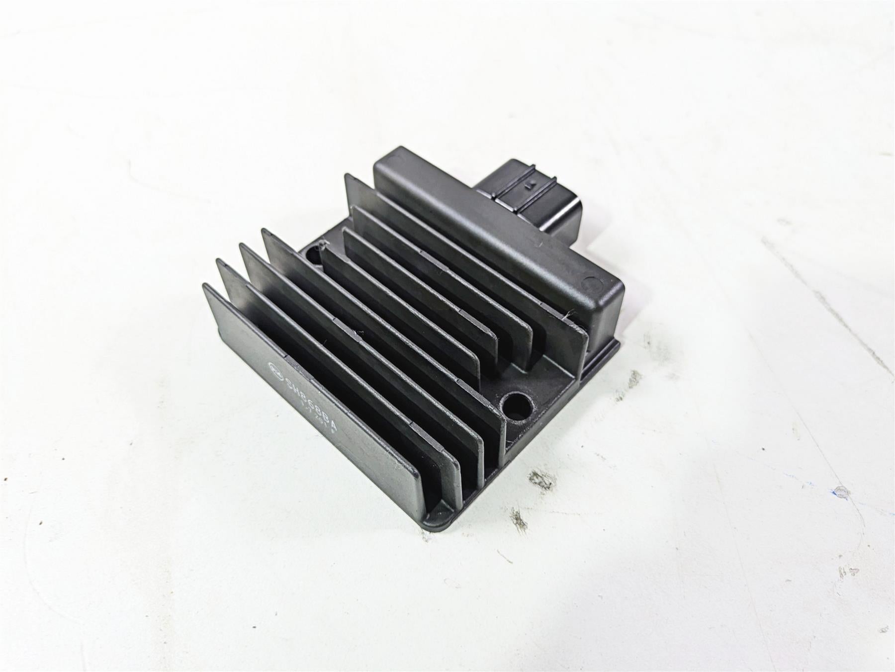 2022 Kawasaki ZR900RS Cafe Rectifier Voltage Regulator SH868BA 21066-0760 {{ shop.shopifyCountryName }} - Mototech271