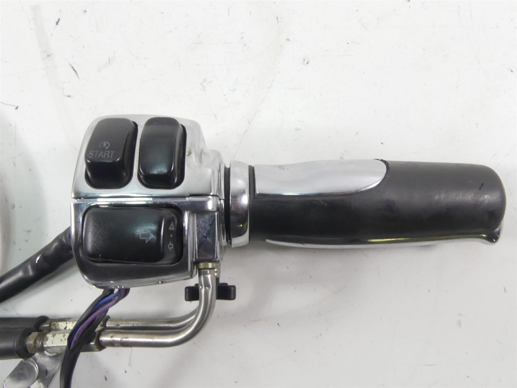 2004 Harley Softail FXSTD SE CVO Deuce Right Hand Control Switch 71684-06A {{ shop.shopifyCountryName }} - Mototech271