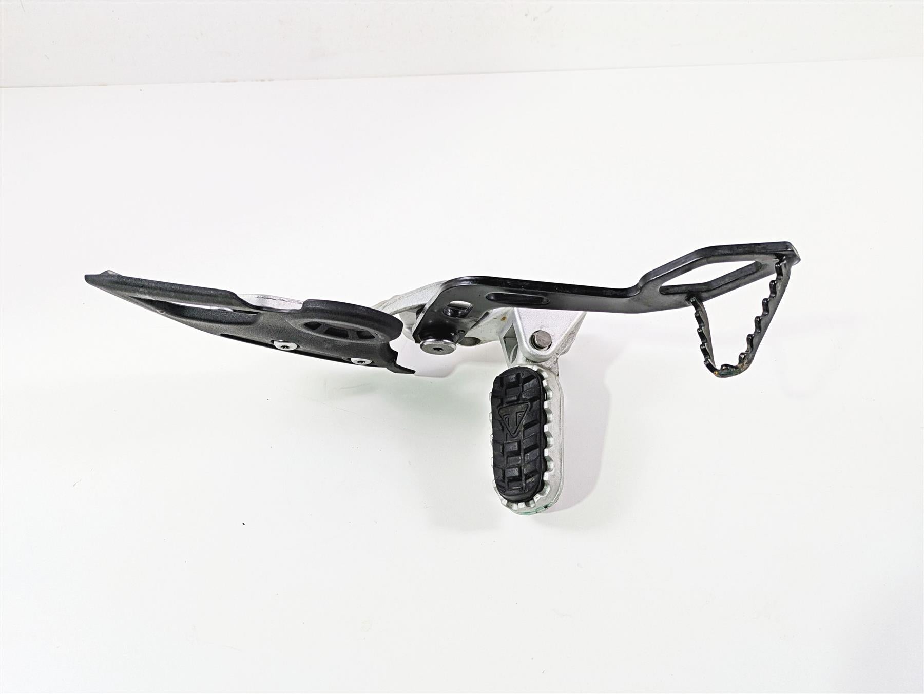 2024 Triumph Tiger 900 GT Right Front Footpeg & Brake Pedal T2082358 T2021653 {{ shop.shopifyCountryName }} - Mototech271