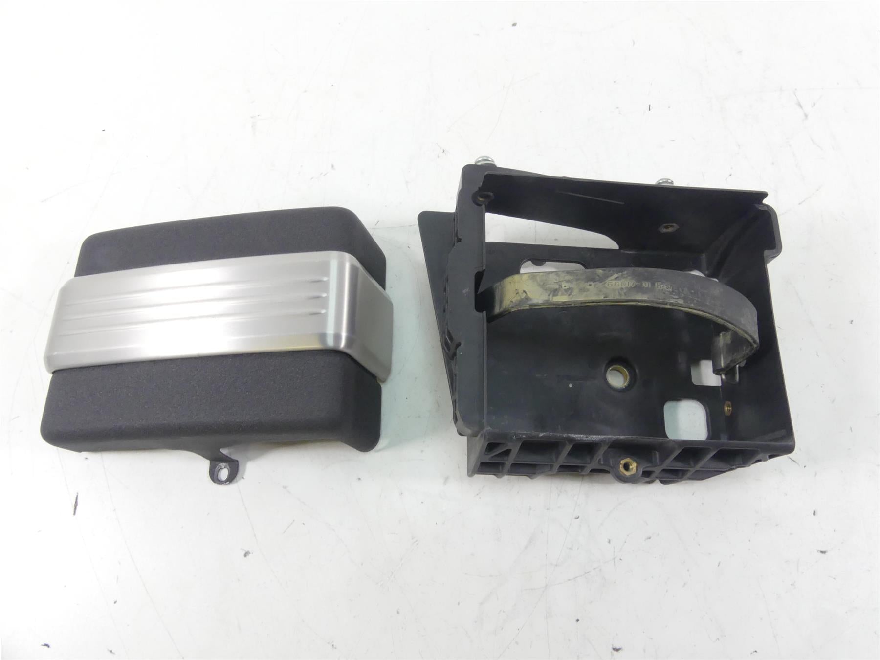 2009 Harley FXDF Dyna Fat Bob Battery Tray & Black Wrinkle Cover 70379-06B {{ shop.shopifyCountryName }} - Mototech271
