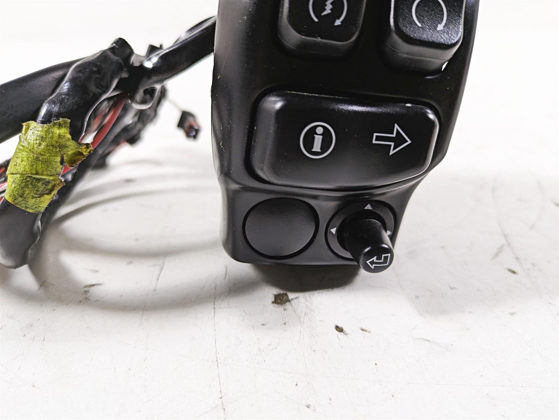 2015 Harley Touring FLHXS Street Glide Right Hand Start Control Switch 71500129C {{ shop.shopifyCountryName }} - Mototech271