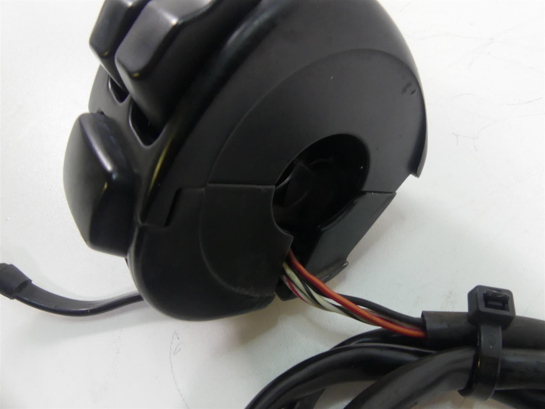 2016 Harley FXDL Dyna Low Rider Left Hand Blinker Light Control Switch 71500372 {{ shop.shopifyCountryName }} - Mototech271