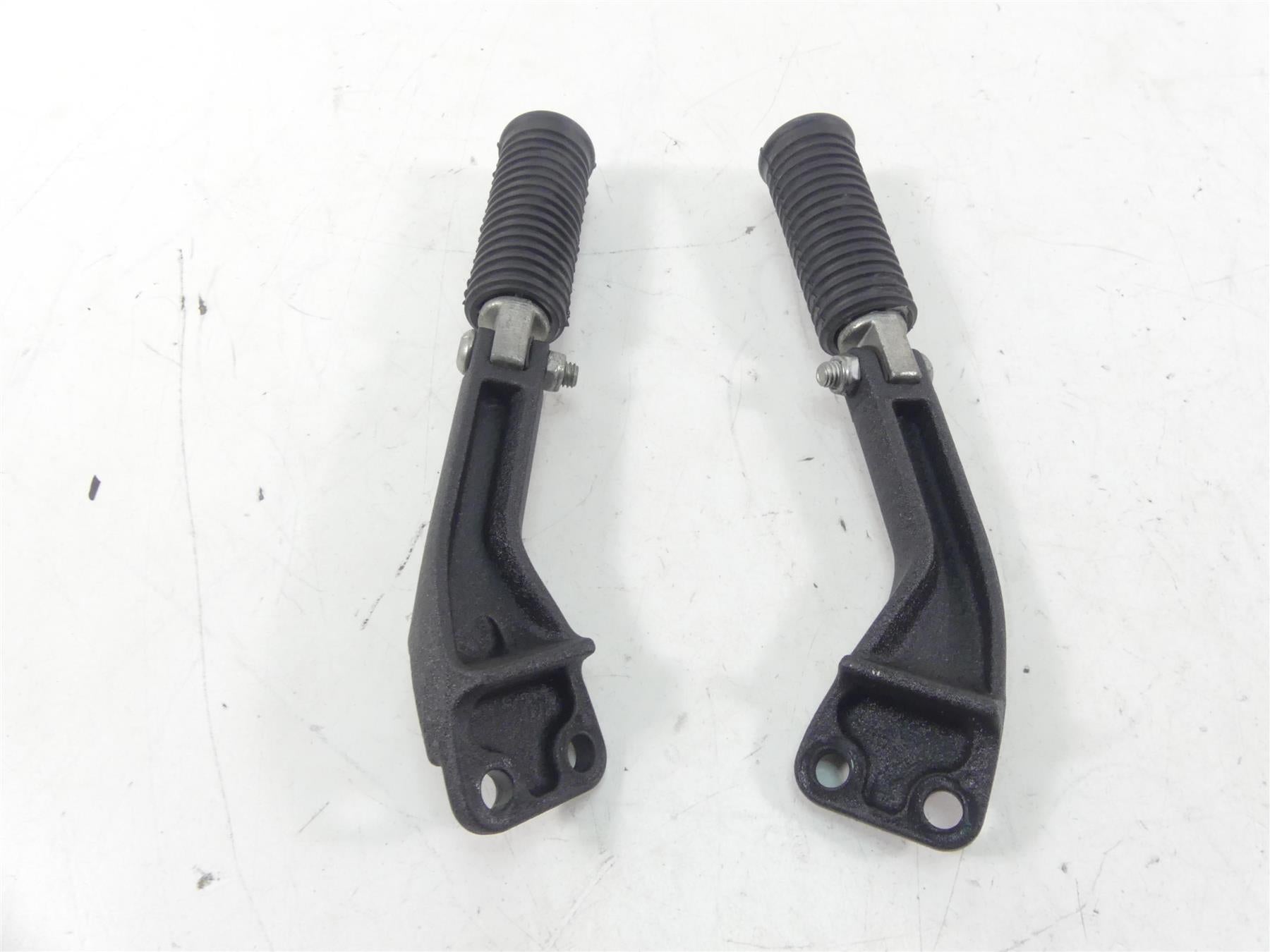2009 Harley FXDF Dyna Fat Bob Nice Rear Passenger Footpeg Set 49224-06A 49230-06 {{ shop.shopifyCountryName }} - Mototech271