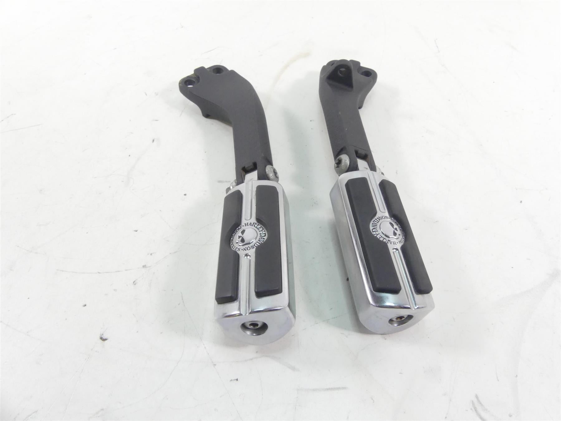 2015 Harley FXDL Dyna Low Rider Passenger Footpeg Foot Peg Set 49224-06 49230-06 {{ shop.shopifyCountryName }} - Mototech271