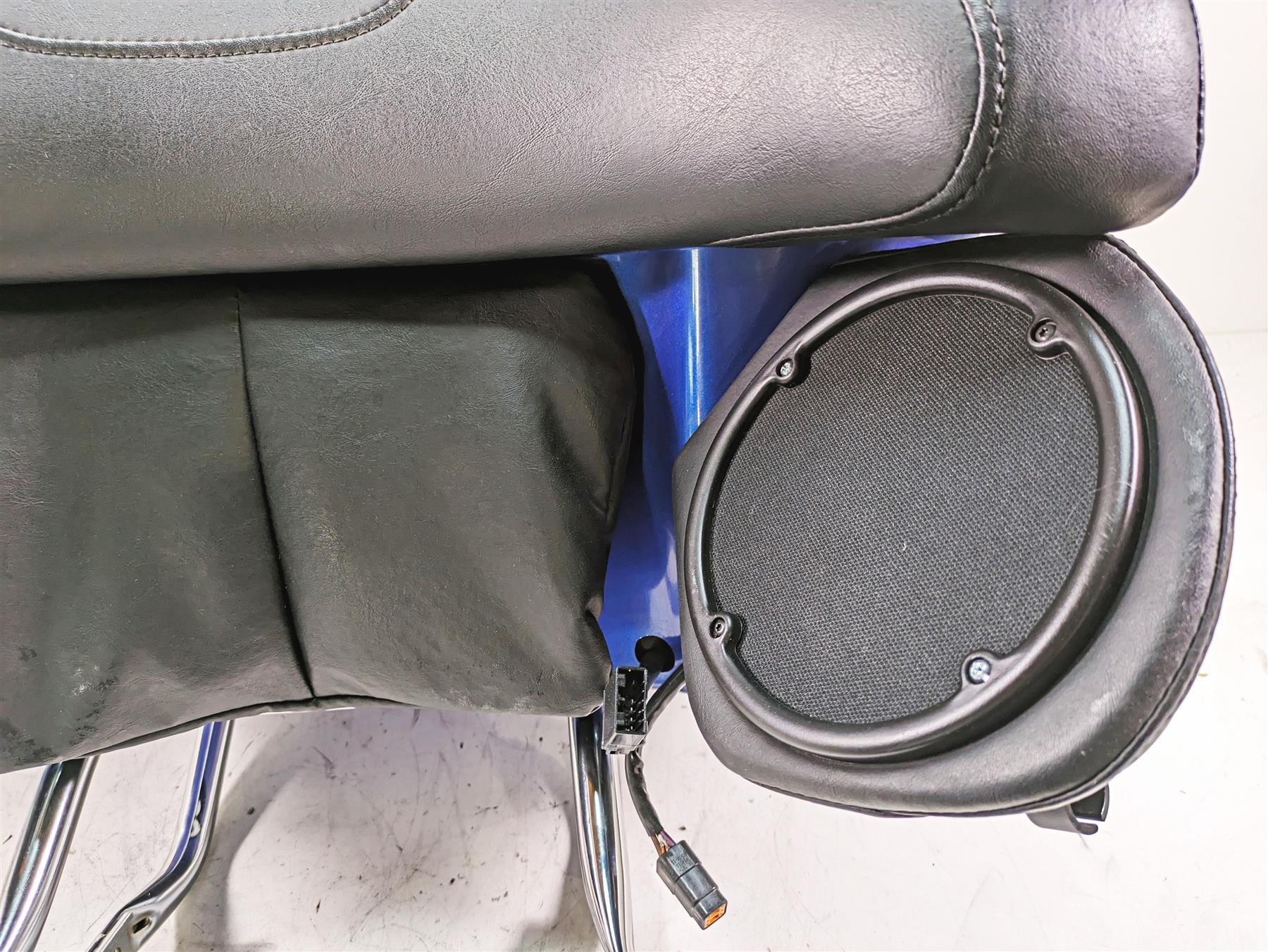 2010 Harley Touring FLHTCU Electra Glide Rear Trunk & Speaker Set 53128-09 {{ shop.shopifyCountryName }} - Mototech271