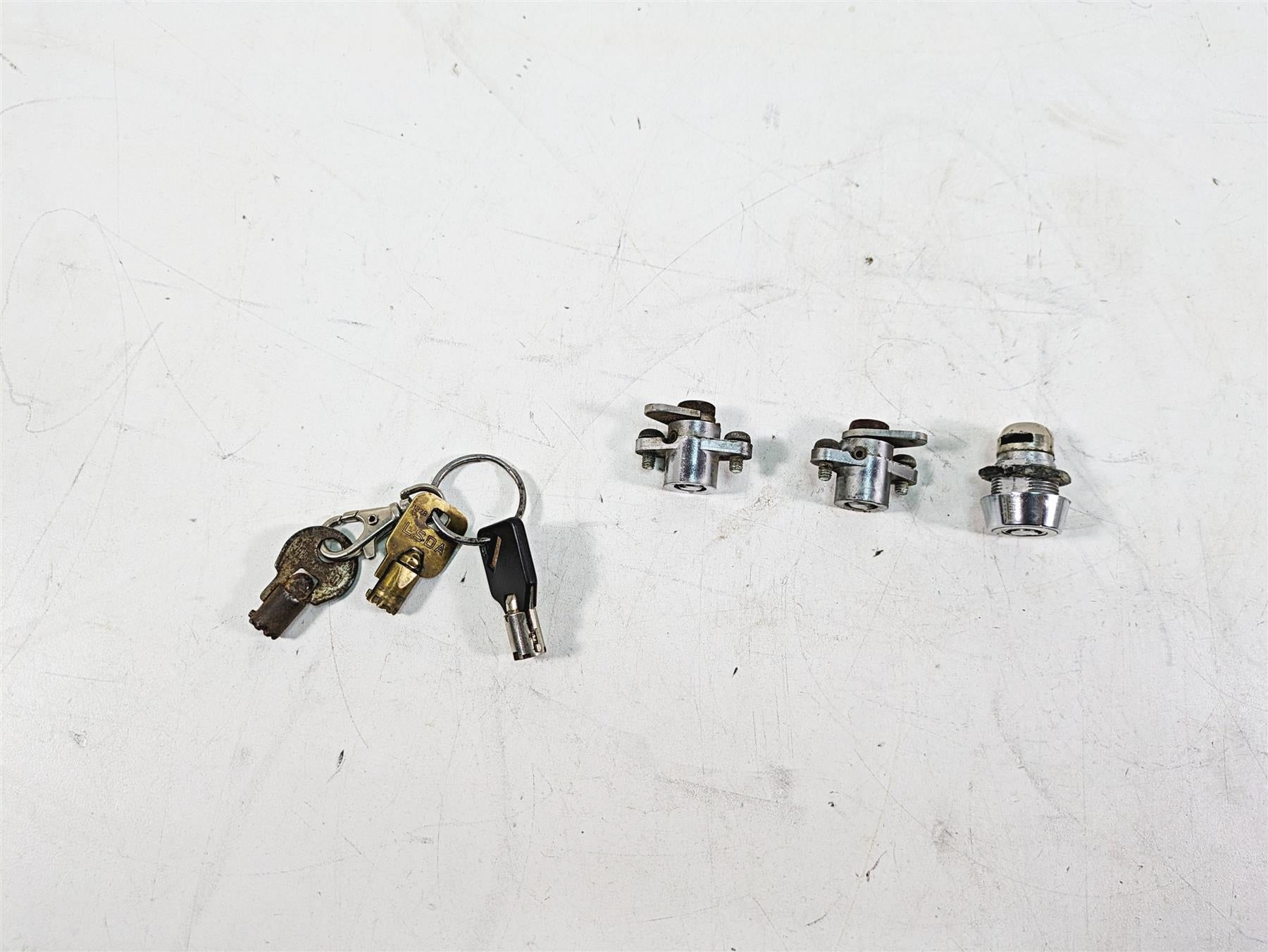 1999 Harley Touring FLHTC Electra Glide Tank Lid Bag Locks & 3 Keys 61029-92A {{ shop.shopifyCountryName }} - Mototech271