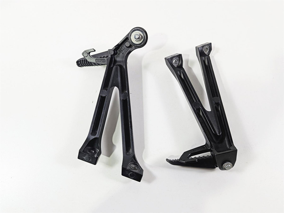 2024 Suzuki GSXR600 Passenger Footpeg Foot Peg Rest Set 43600-14J30 43700-14J30 {{ shop.shopifyCountryName }} - Mototech271
