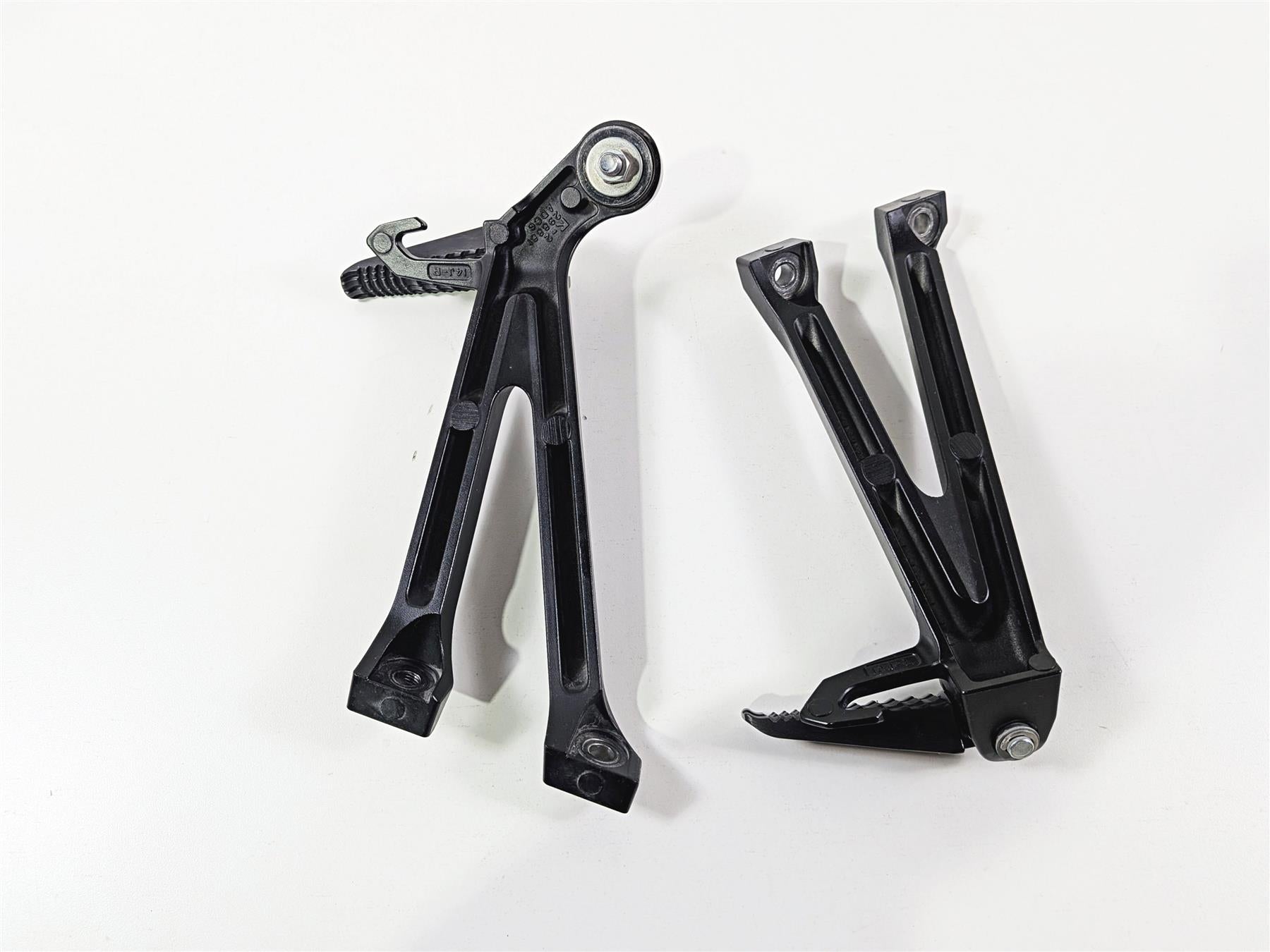2024 Suzuki GSXR600 Passenger Footpeg Foot Peg Rest Set 43600-14J30 43700-14J30 {{ shop.shopifyCountryName }} - Mototech271
