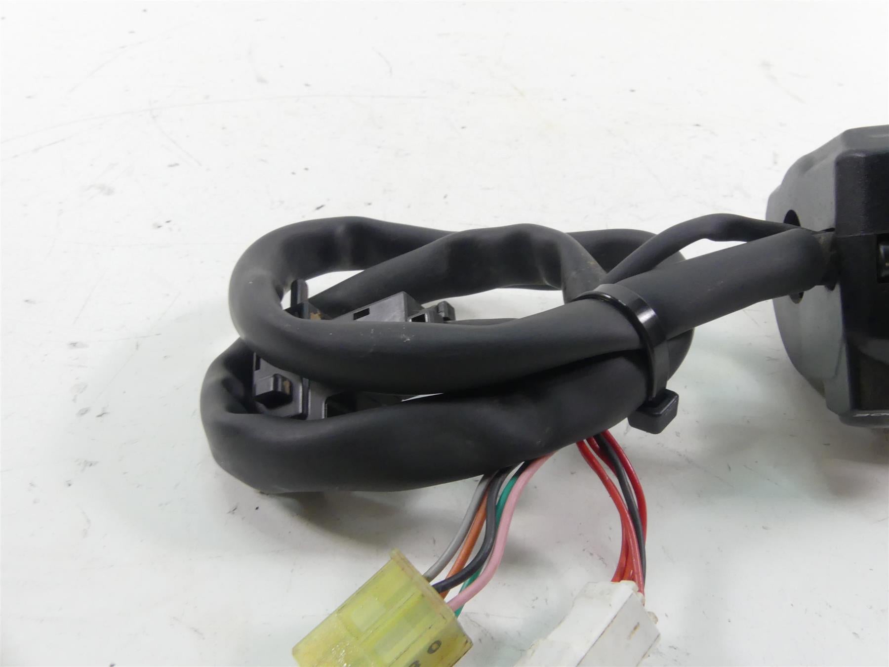 2017 Triumph Thruxton 1200 R Left Turn Signal Lights Control Switch T2043437 {{ shop.shopifyCountryName }} - Mototech271