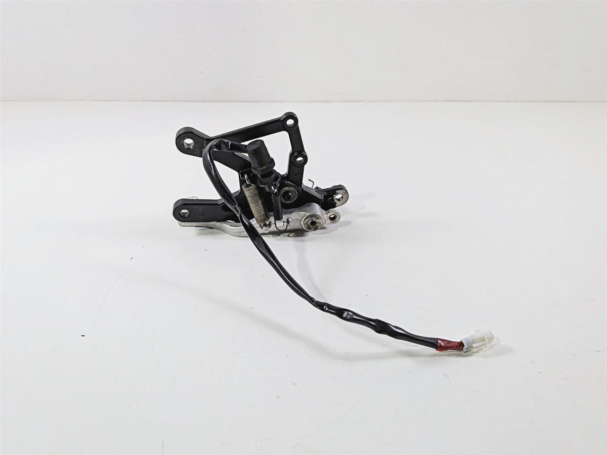 2024 Yamaha YZF R1 RN65 Front Right Peg Mount & Brake Pedal Read 2CR-27443-00-00 {{ shop.shopifyCountryName }} - Mototech271