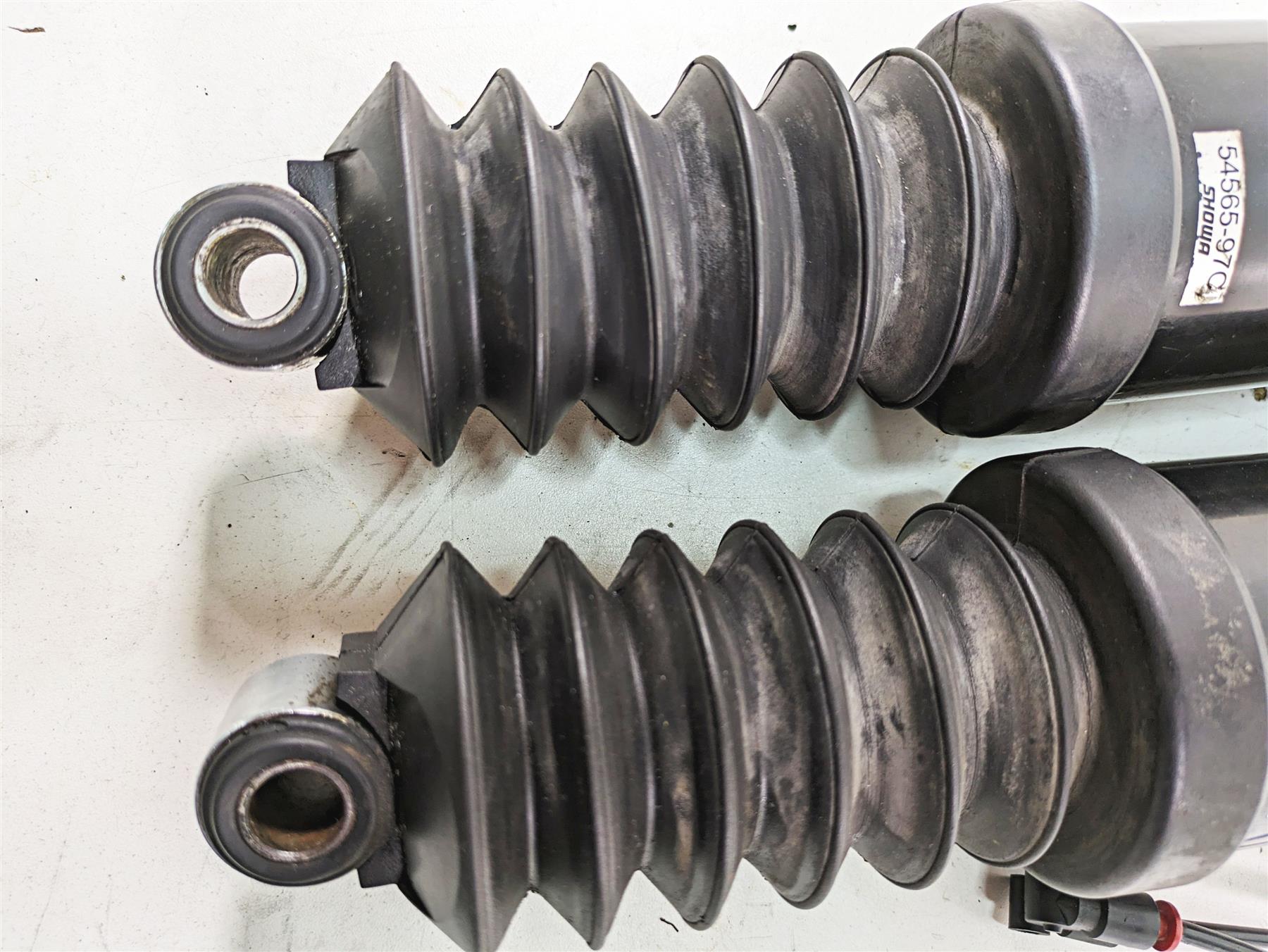 2005 Harley Touring FLHTCUI Electra Glide Rear Air Shock Set - Read 54565-97C {{ shop.shopifyCountryName }} - Mototech271