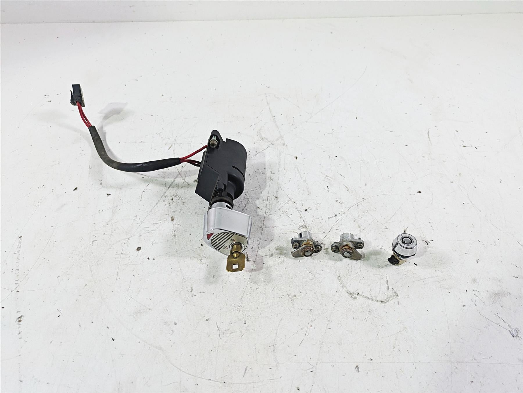 2003 Harley Touring FLHTCUI 100TH E-Glide Ignition Switch Key Lock Set 71640-99 {{ shop.shopifyCountryName }} - Mototech271