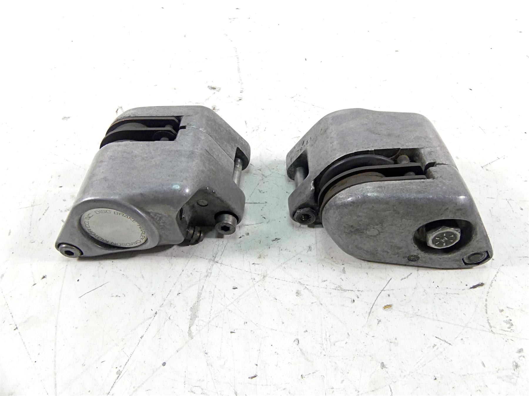 1979 Harley Sportster XLS1000 Roadster Front Brake Caliper Set 44121-77 44195-77 {{ shop.shopifyCountryName }} - Mototech271