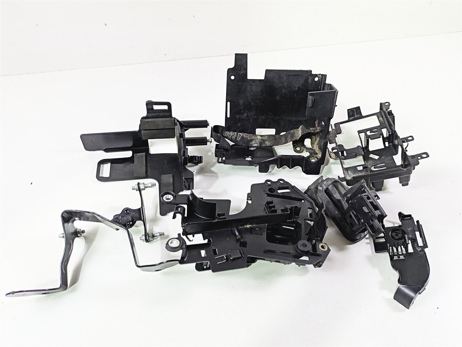 2018 Harley FLHCS Softail Heritage 115th Plastic Electric Holder Set 69201675 {{ shop.shopifyCountryName }} - Mototech271