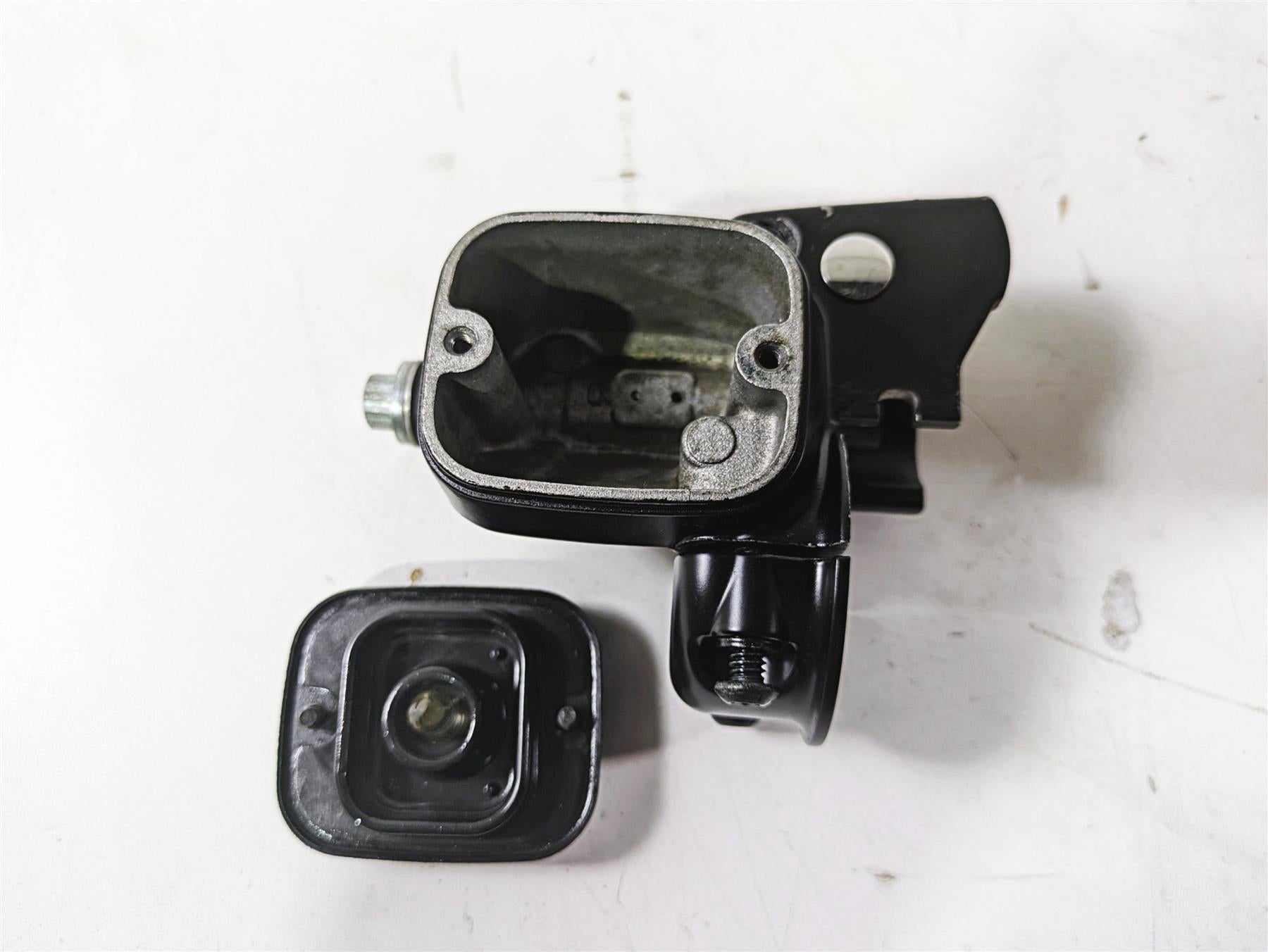2003 Harley Dyna FXDL Low Rider 100TH Front Brake Master Cylinder 45019-96E {{ shop.shopifyCountryName }} - Mototech271
