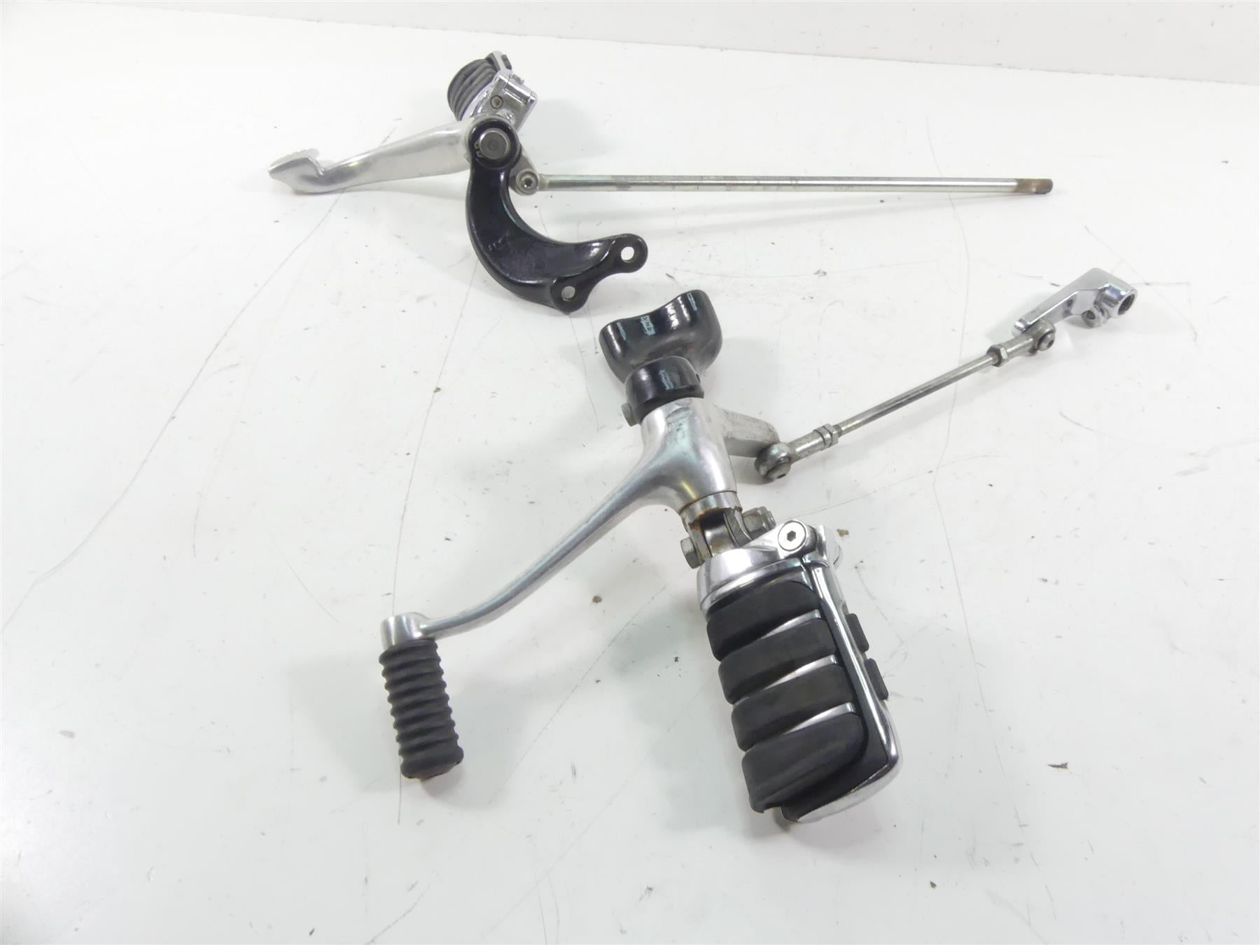 2014 Harley Sportster XL1200 C Front Forward Footpeg Shifter Pedal Set 42651-04 {{ shop.shopifyCountryName }} - Mototech271