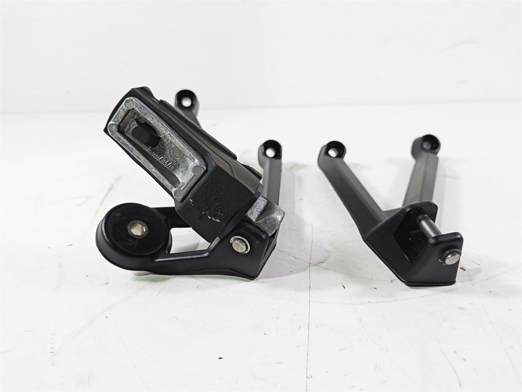 2019 BMW S1000XR K49 Rear Passenger Footpeg Set - Read 46718553845 46718553846 {{ shop.shopifyCountryName }} - Mototech271