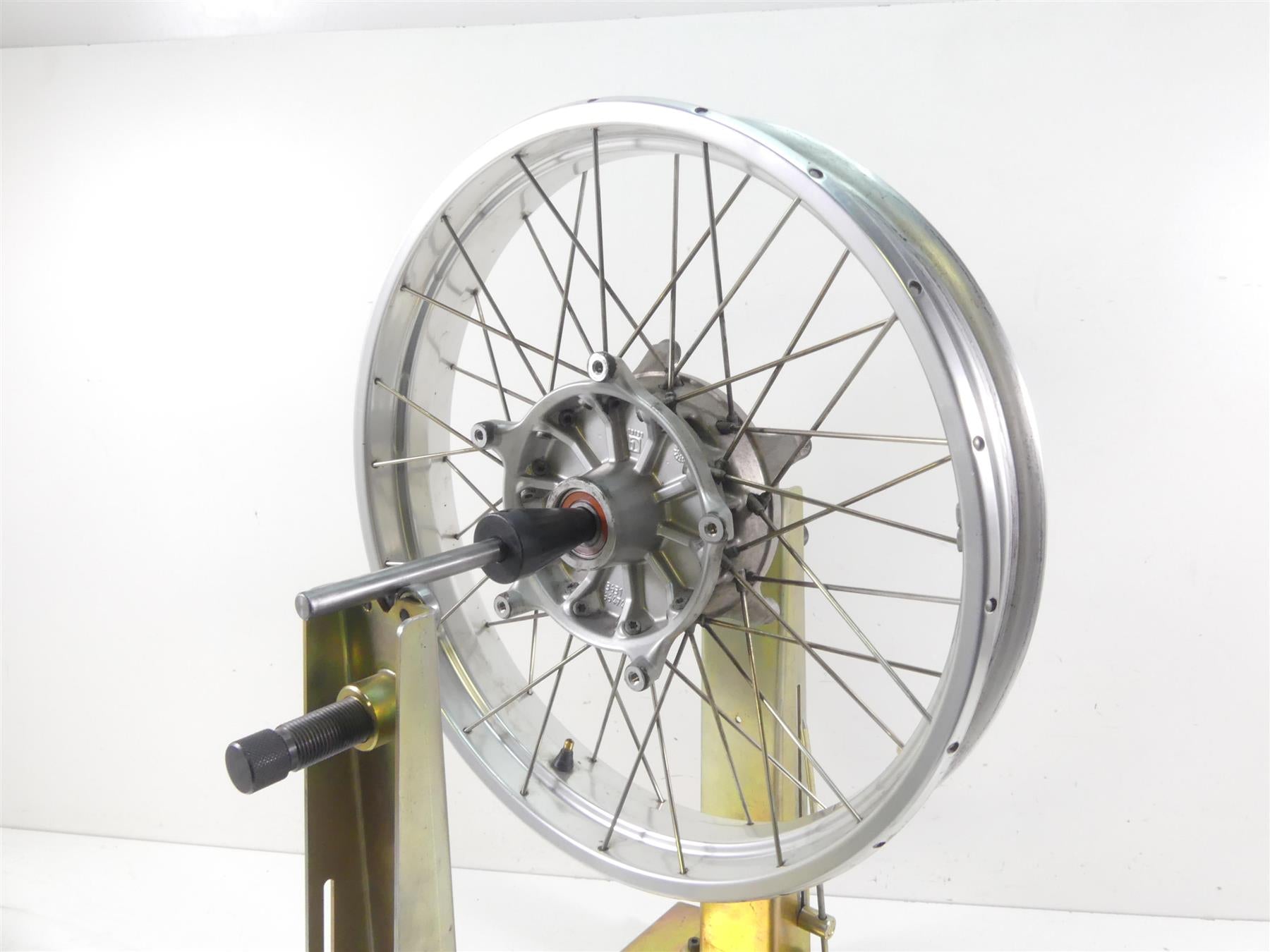 2003 BMW R1150 GS R21 Front Wheel Rim 19x2.5 Integral Abs - Read 36312314912 {{ shop.shopifyCountryName }} - Mototech271