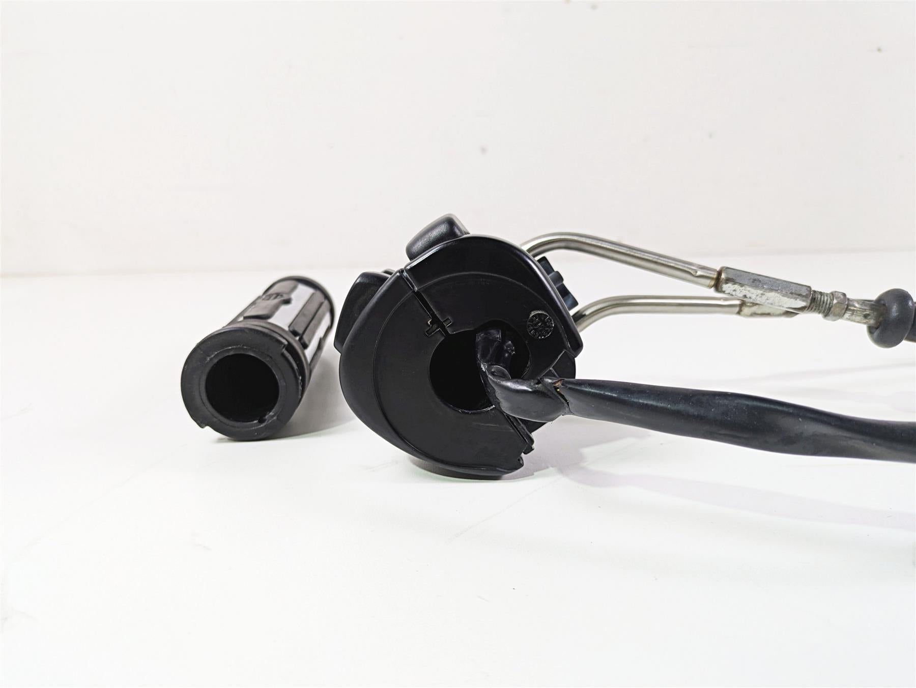 2007 Harley Sportster XL1200 C Right Hand Control Switch Grip Set 71684-06A {{ shop.shopifyCountryName }} - Mototech271