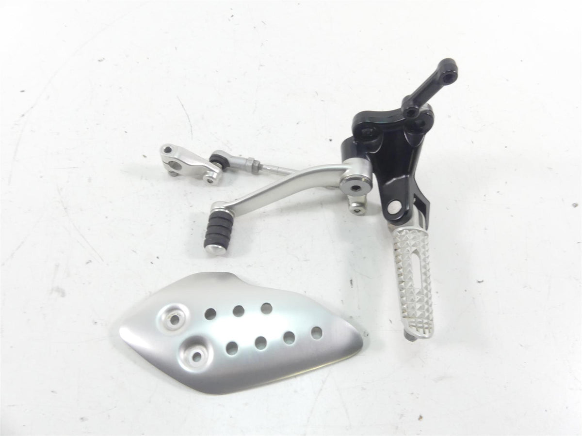 2017 Triumph Thruxton 1200 R Left Front Footpeg Shifter Set T2088079 T2081562 {{ shop.shopifyCountryName }} - Mototech271