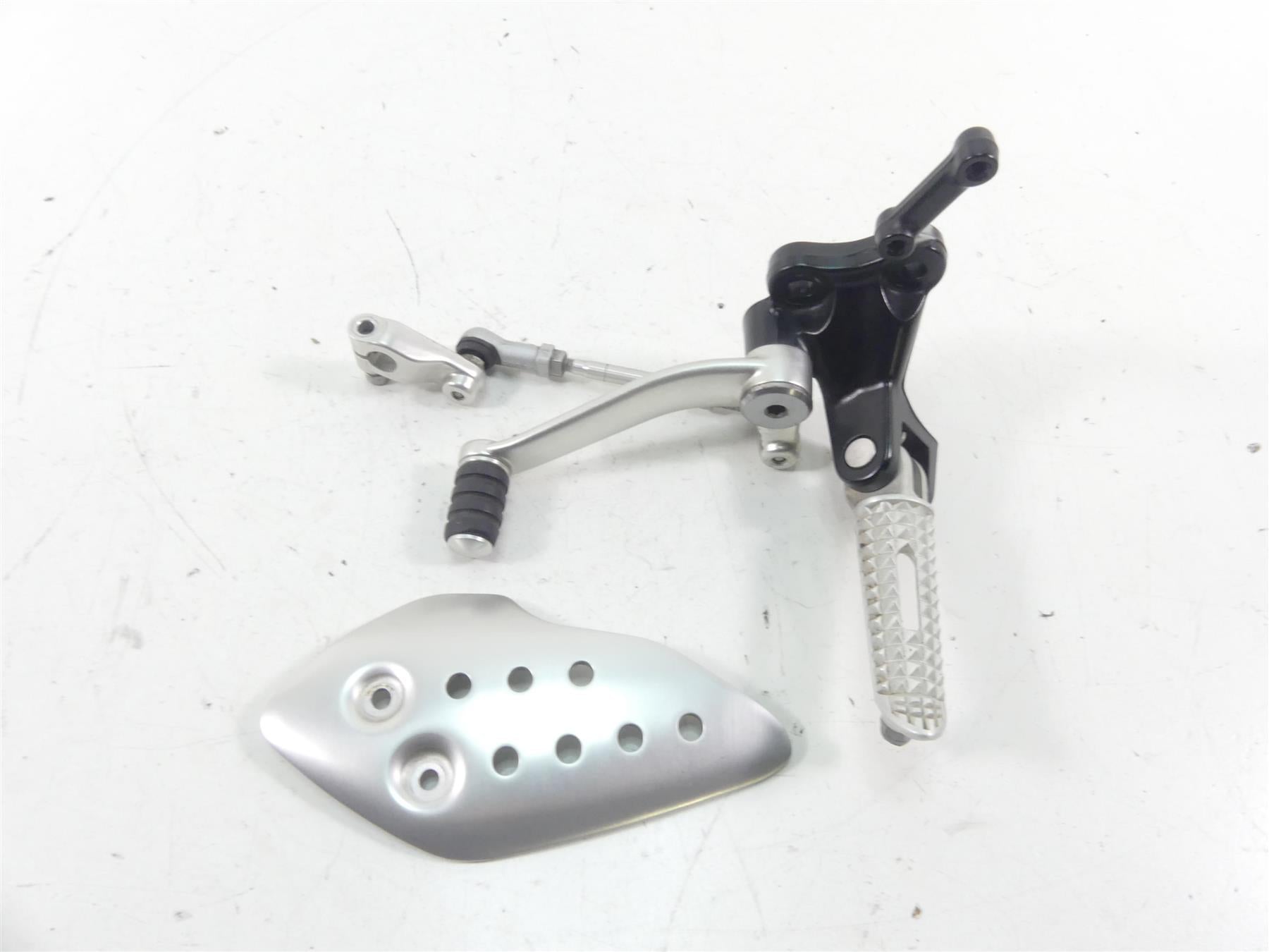 2017 Triumph Thruxton 1200 R Left Front Footpeg Shifter Set T2088079 T2081562 {{ shop.shopifyCountryName }} - Mototech271