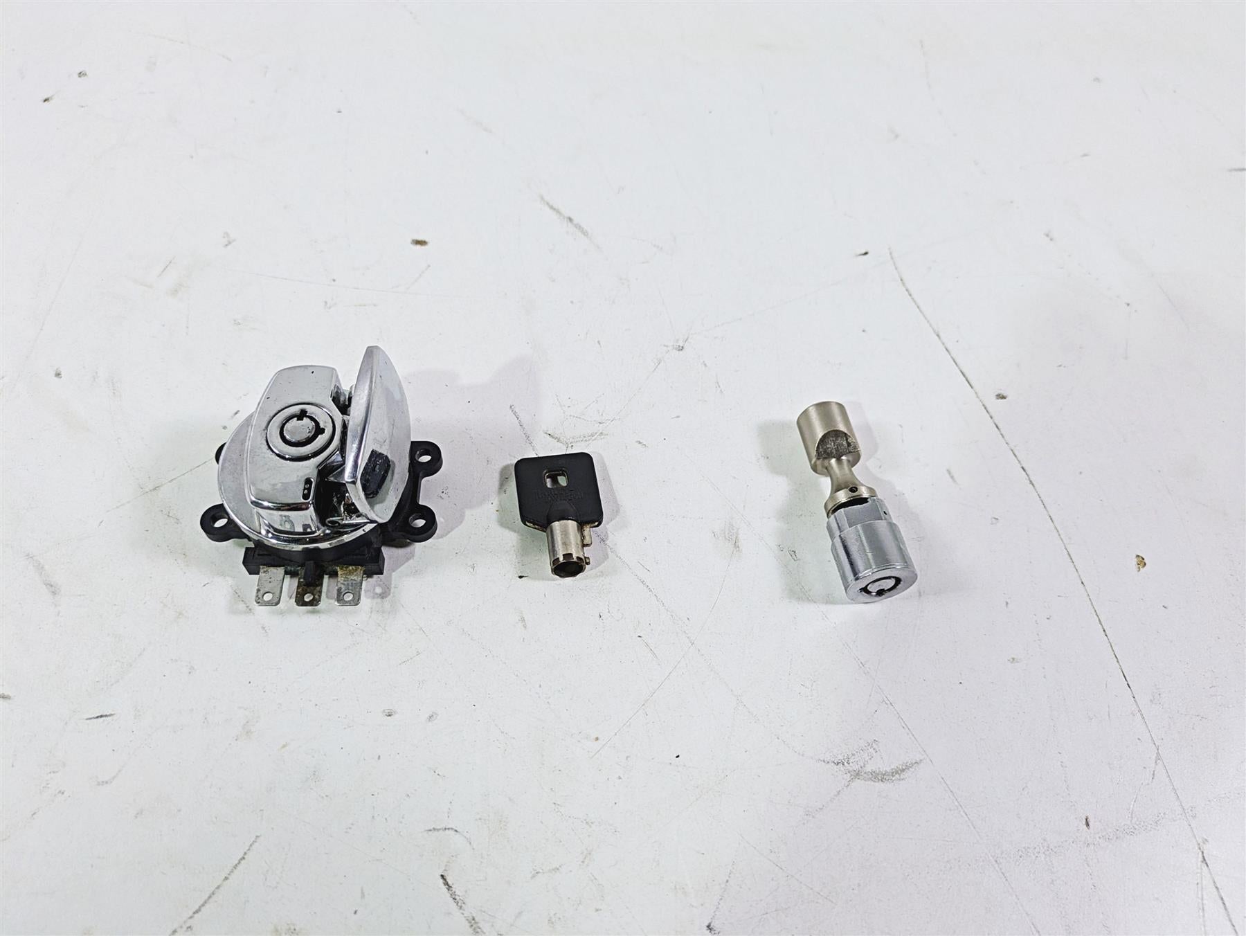 2008 Harley FLSTC 105TH Softail Heritage Ignition Switch Key Lock Set 71450-04 {{ shop.shopifyCountryName }} - Mototech271