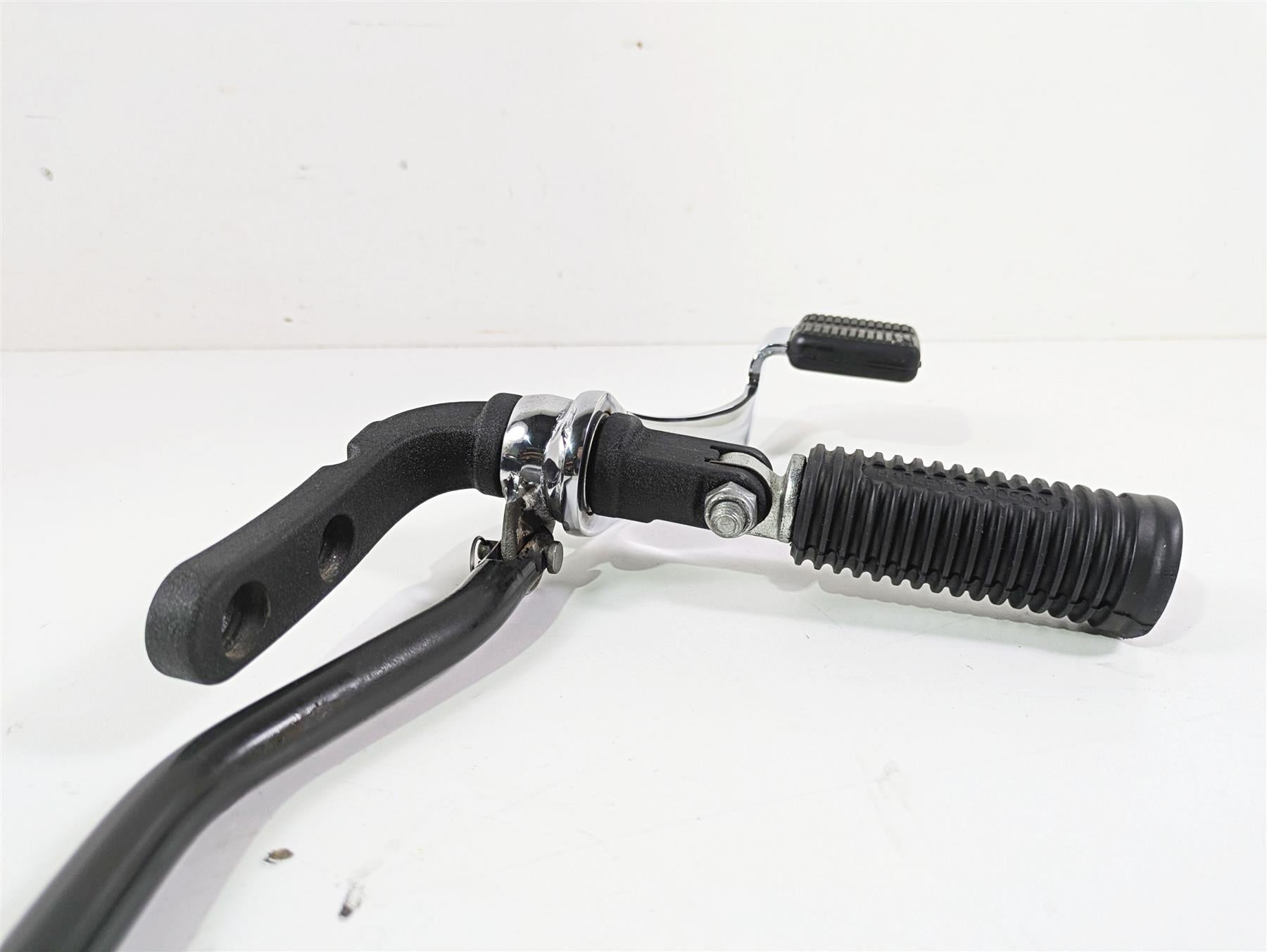 2016 Harley FXDF Dyna Fat Bob Front Right Fw Footpeg & Brake Pedal 42481-03A {{ shop.shopifyCountryName }} - Mototech271
