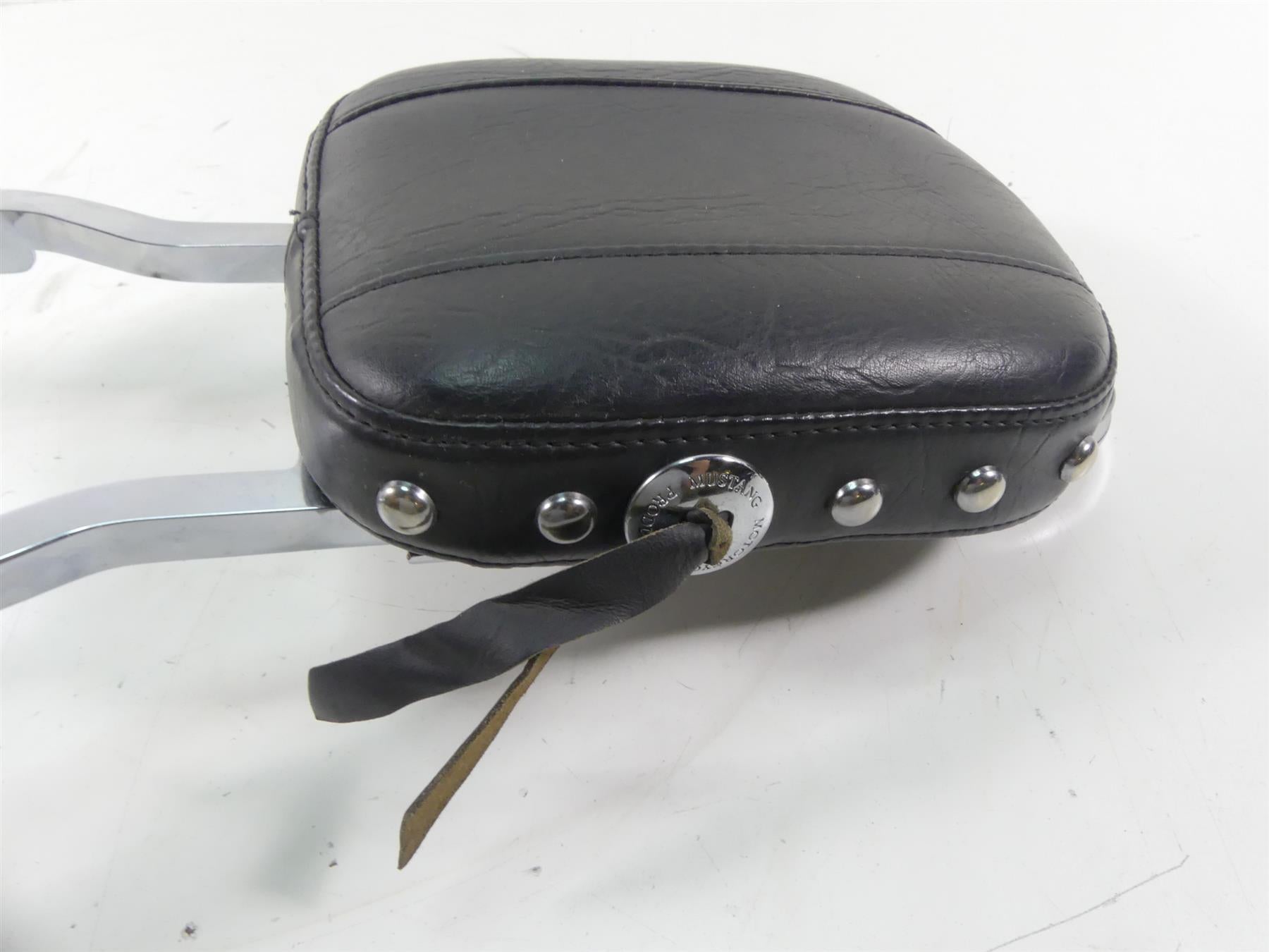 1997 Harley Dyna FXDS Super Glide Conv Mustang Passenger Backrest - Read 76498 {{ shop.shopifyCountryName }} - Mototech271