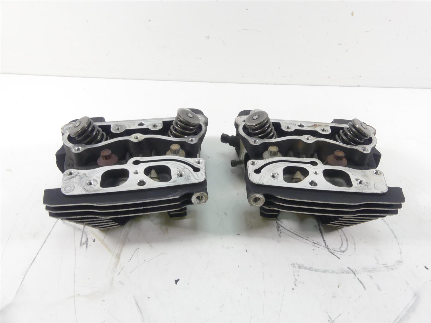 2002 Harley Softail FXSTDI Deuce Cylinderhead Cylinder Head Set 16725-99 {{ shop.shopifyCountryName }} - Mototech271