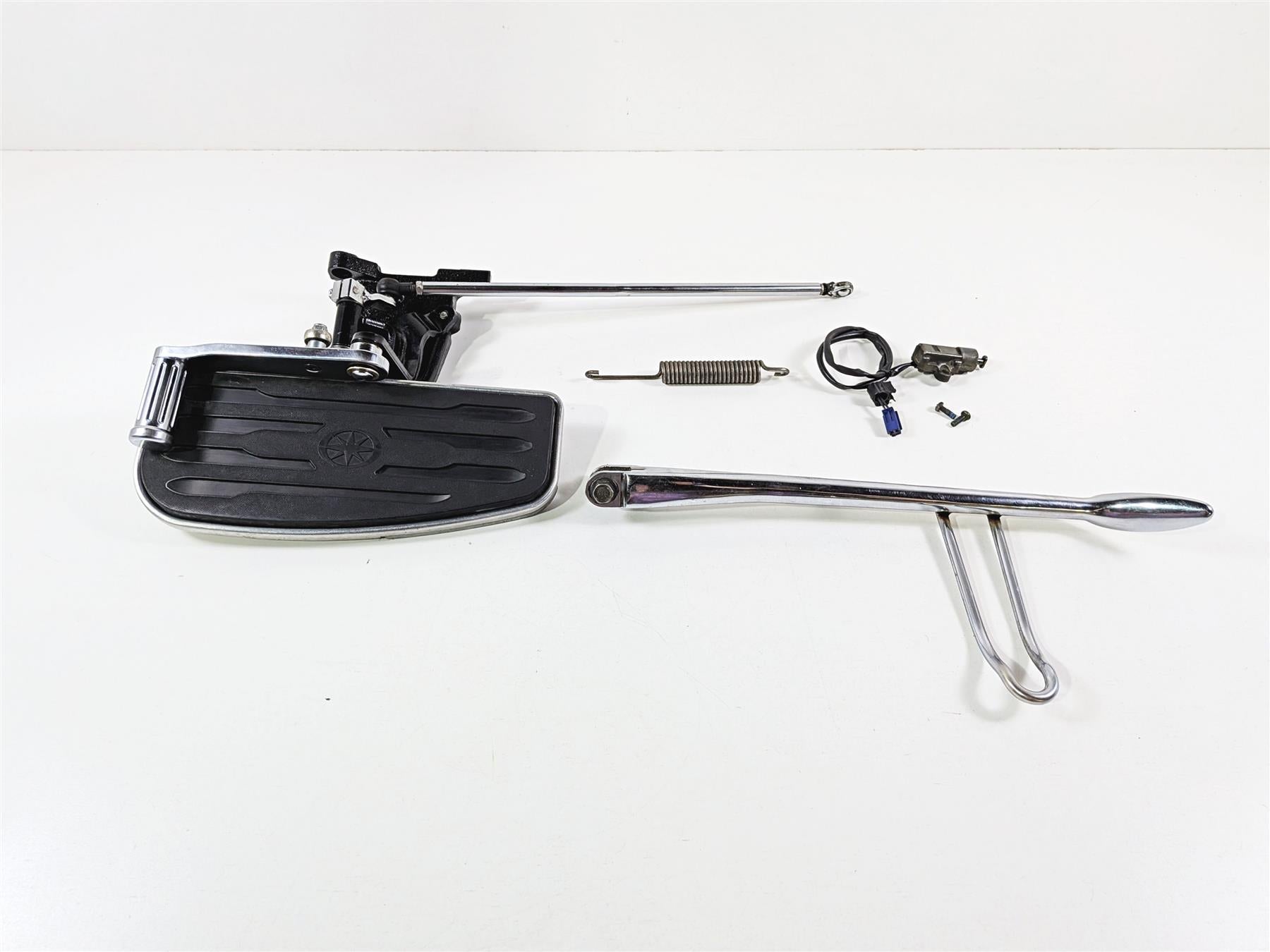 2006 Yamaha XVZ1300 Royal Star Left Floor Board & Shifter 4XY-27410-10-00 {{ shop.shopifyCountryName }} - Mototech271