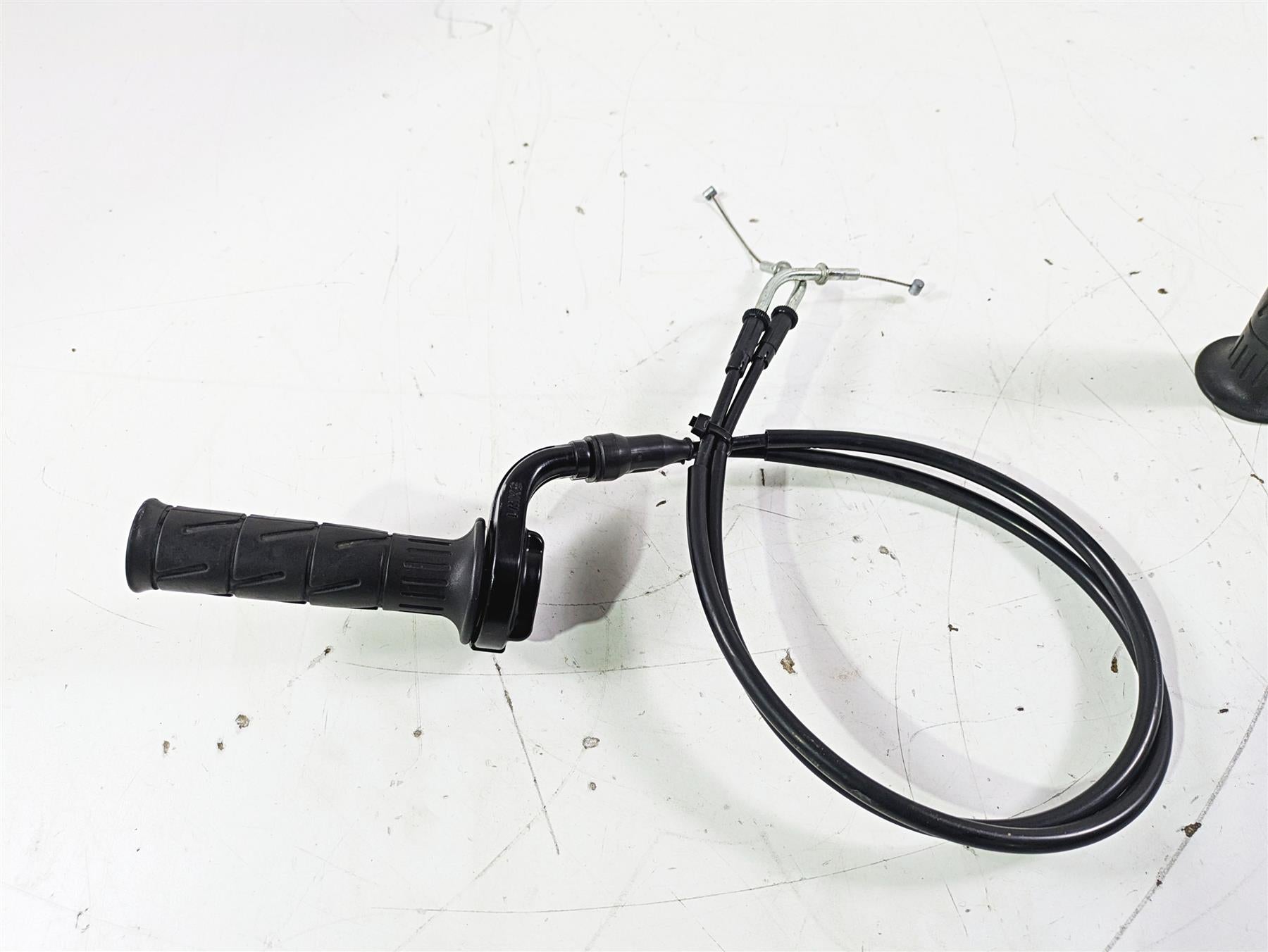 2005 Kawasaki ZX12R Ninja Throttle Grip & Cables Set 32099-1193 {{ shop.shopifyCountryName }} - Mototech271