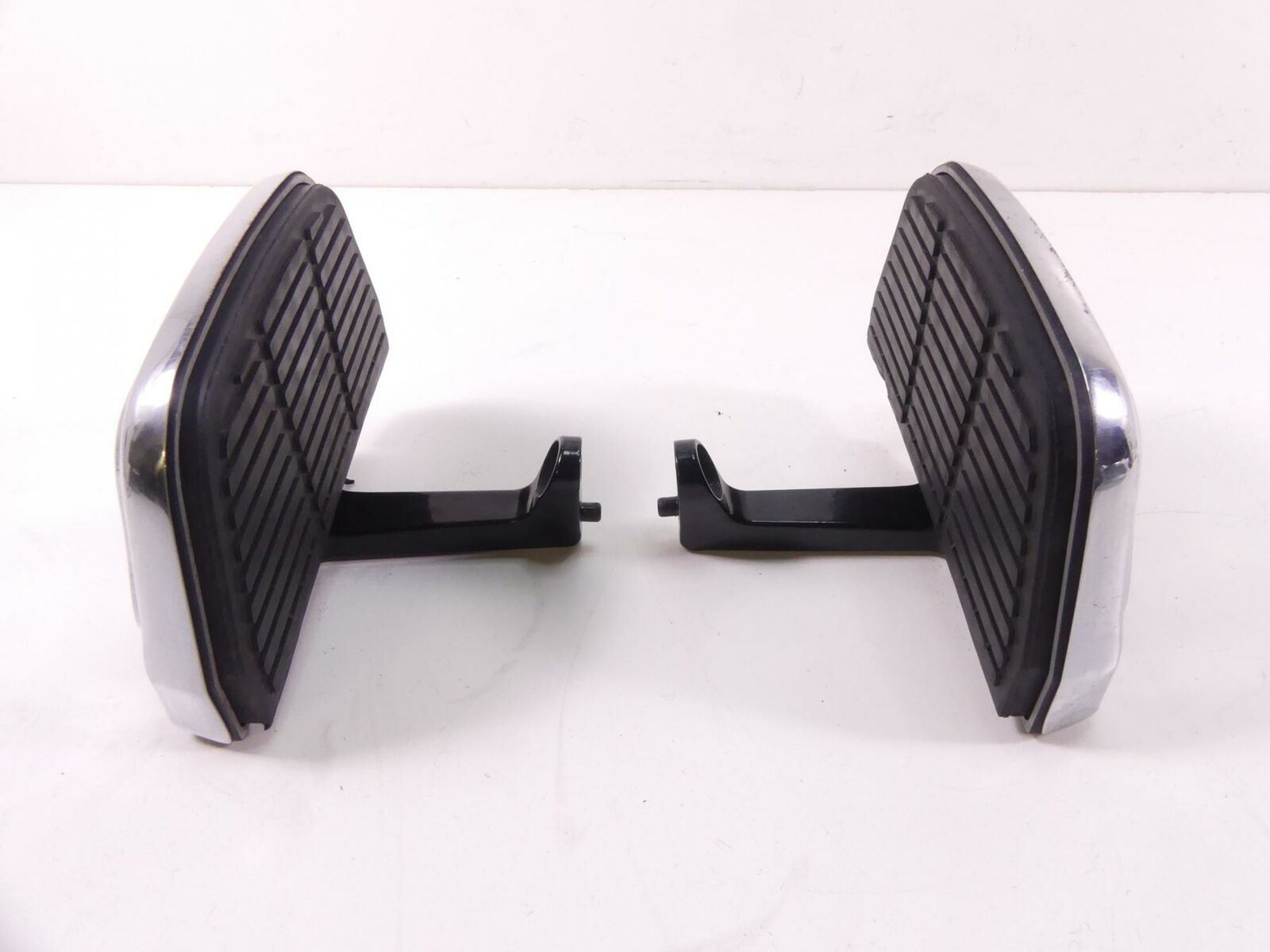 2001 Harley Touring FLHTCUI Electra Glide Passenger Floor Board Set 52719-93B {{ shop.shopifyCountryName }} - Mototech271