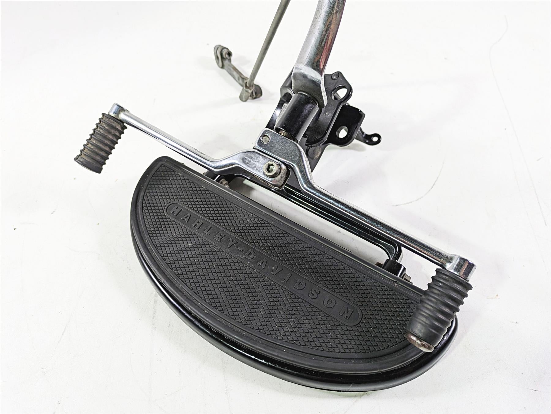 2008 Harley FLSTSB Cross Bones Left Floorboard & Shifter Set 33630-07A 33895-82E {{ shop.shopifyCountryName }} - Mototech271