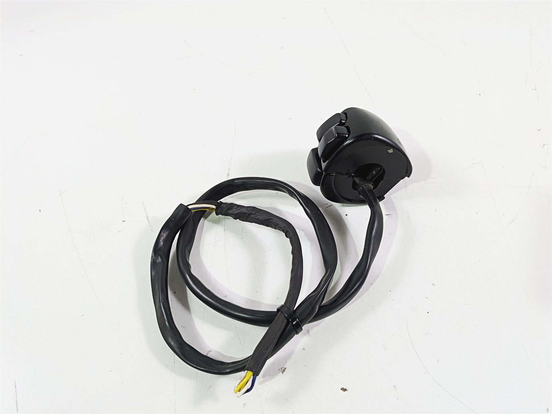 2008 Harley FLSTSB Cross Bones Left Hand Control Switch -No Plug 71682-06A {{ shop.shopifyCountryName }} - Mototech271