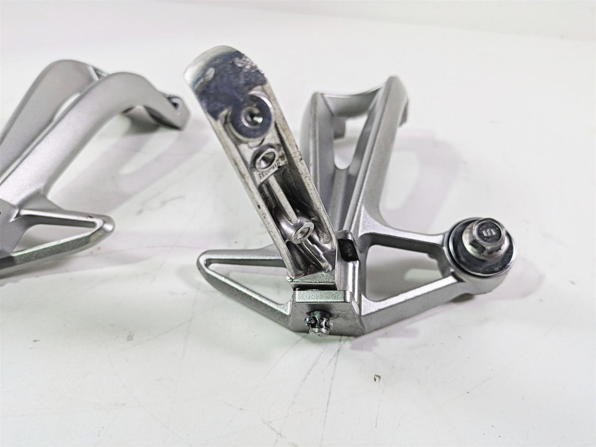2009 Yamaha FZ1 FZS10 Fazer Rear Passenger Footpeg Set 2D1-2741L-00-00 {{ shop.shopifyCountryName }} - Mototech271