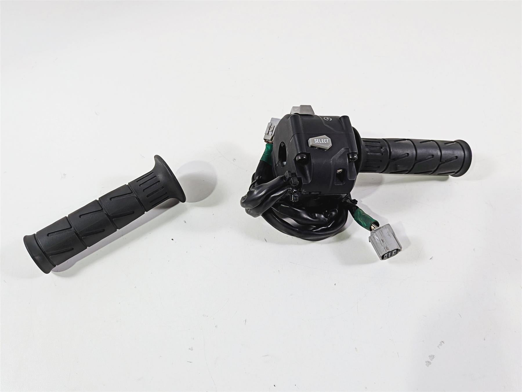 2022 Kawasaki ZX10R ZX1000 Ninja Right Hand Start Control Switch 46091-0585 {{ shop.shopifyCountryName }} - Mototech271