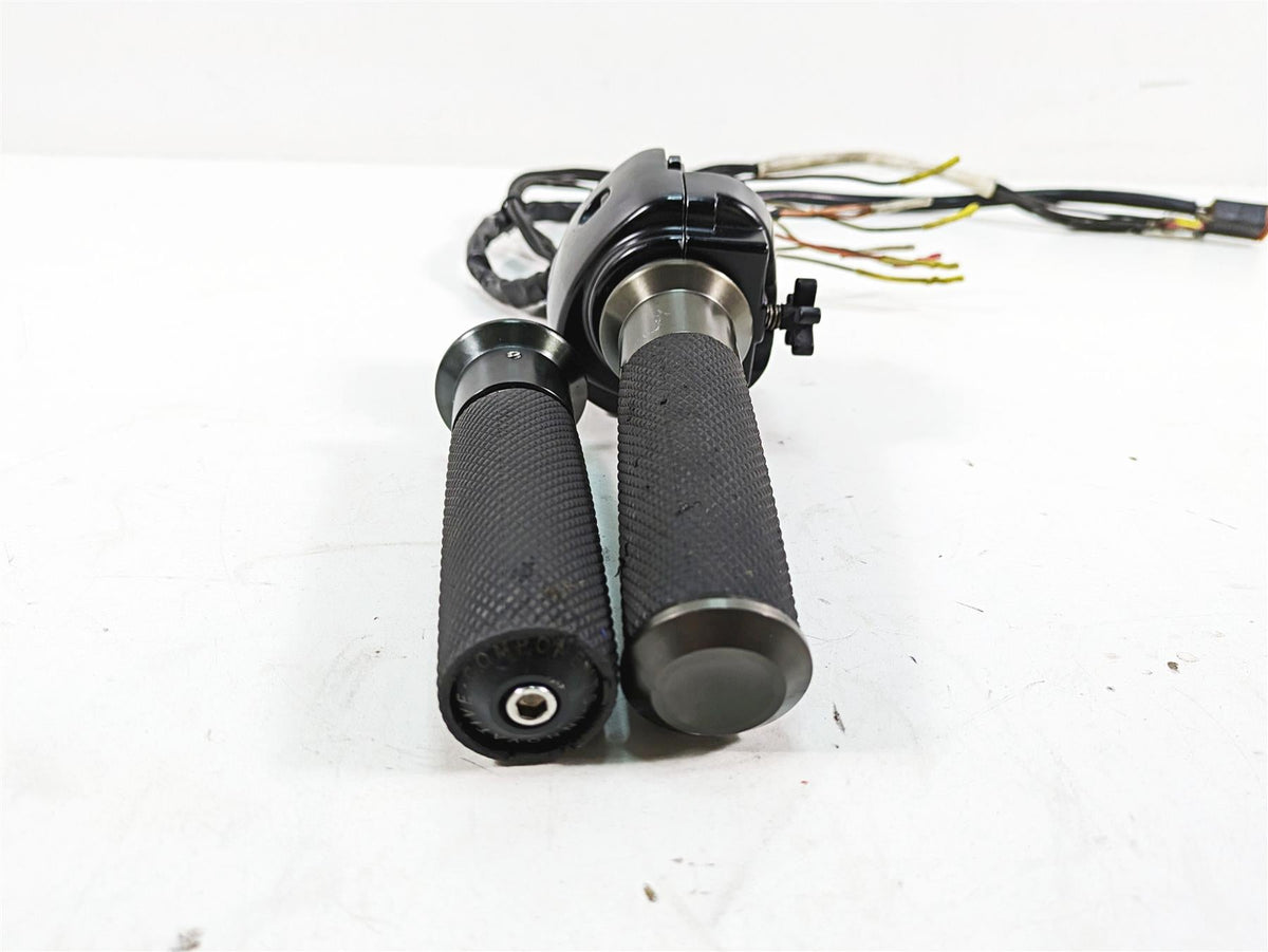 2005 Harley Dyna FXDL Low Rider Right Hand Control Switch - Read 71684-06A {{ shop.shopifyCountryName }} - Mototech271