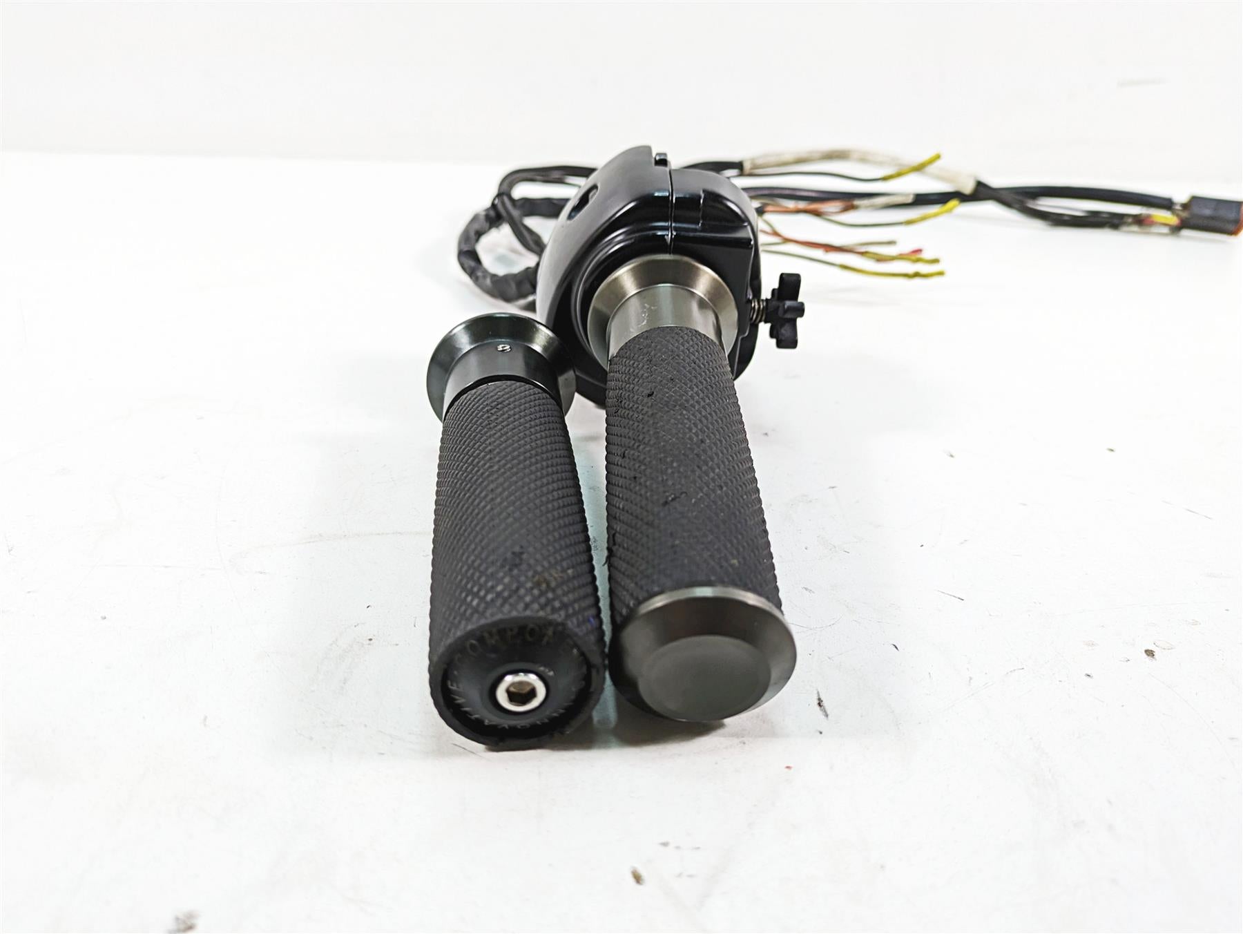 2005 Harley Dyna FXDL Low Rider Right Hand Control Switch - Read 71684-06A {{ shop.shopifyCountryName }} - Mototech271