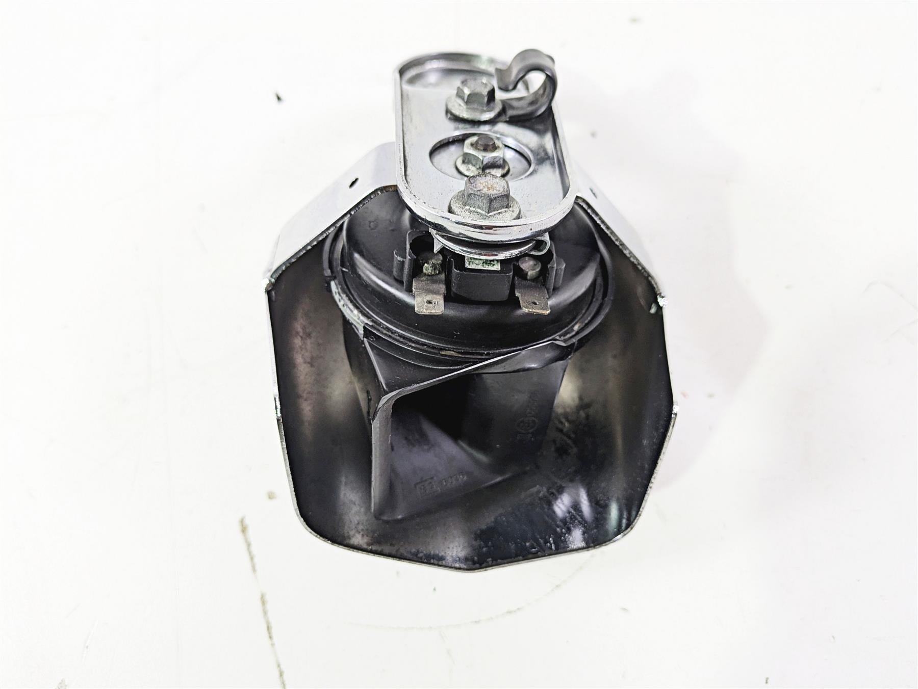 2008 Harley Touring FLHTP Electra Glide Horn + Chrome Cover 61300478A {{ shop.shopifyCountryName }} - Mototech271